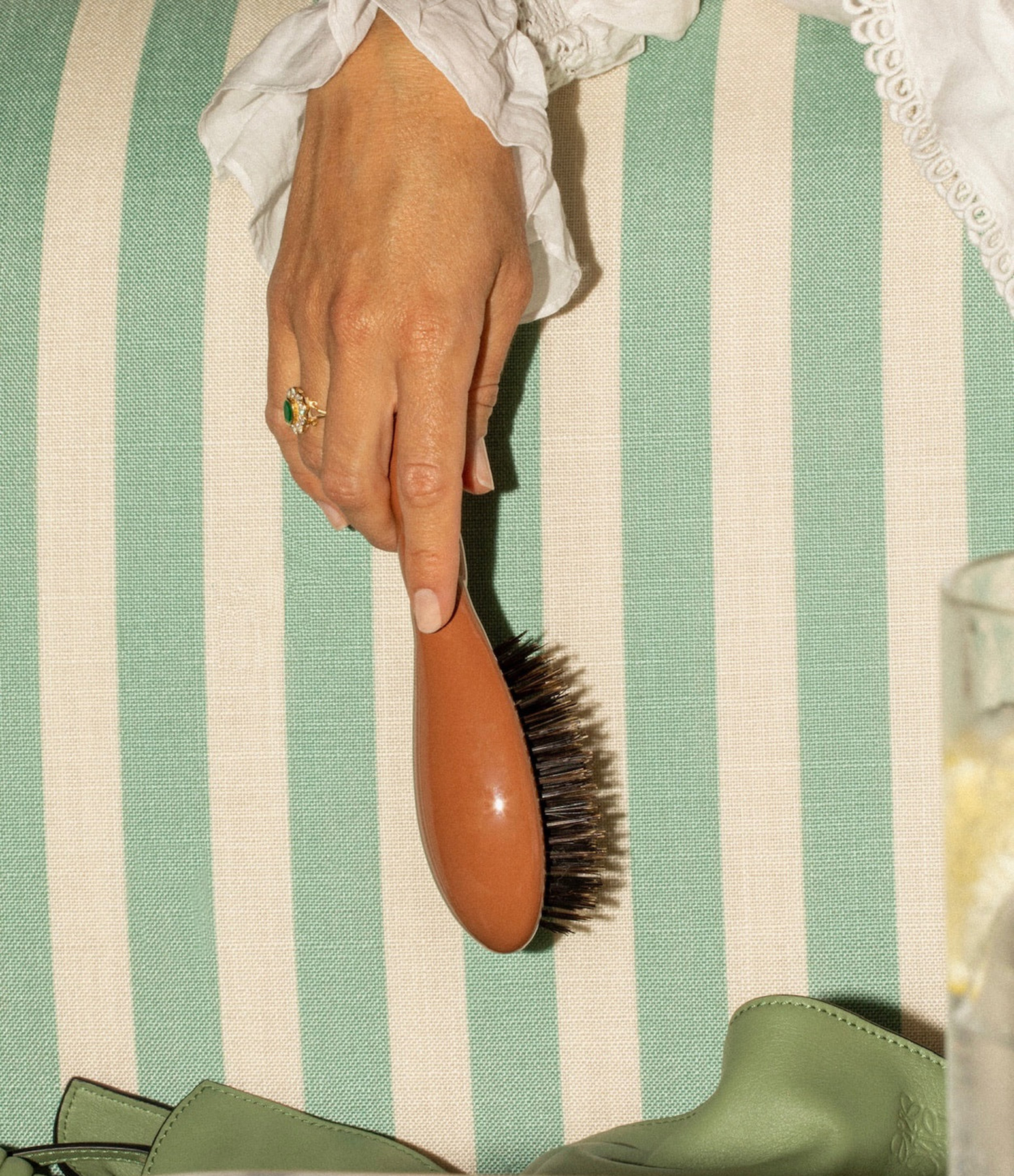 No. 1 The Little Brush for Shine & Care – Terracotta’s All-Rounder