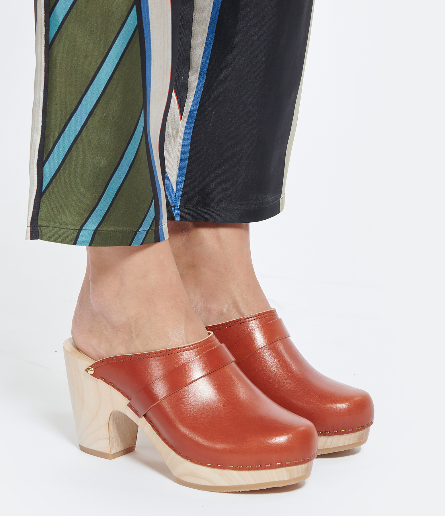 Yrma Clogs – Wood and Caramel-Coloured Leather
