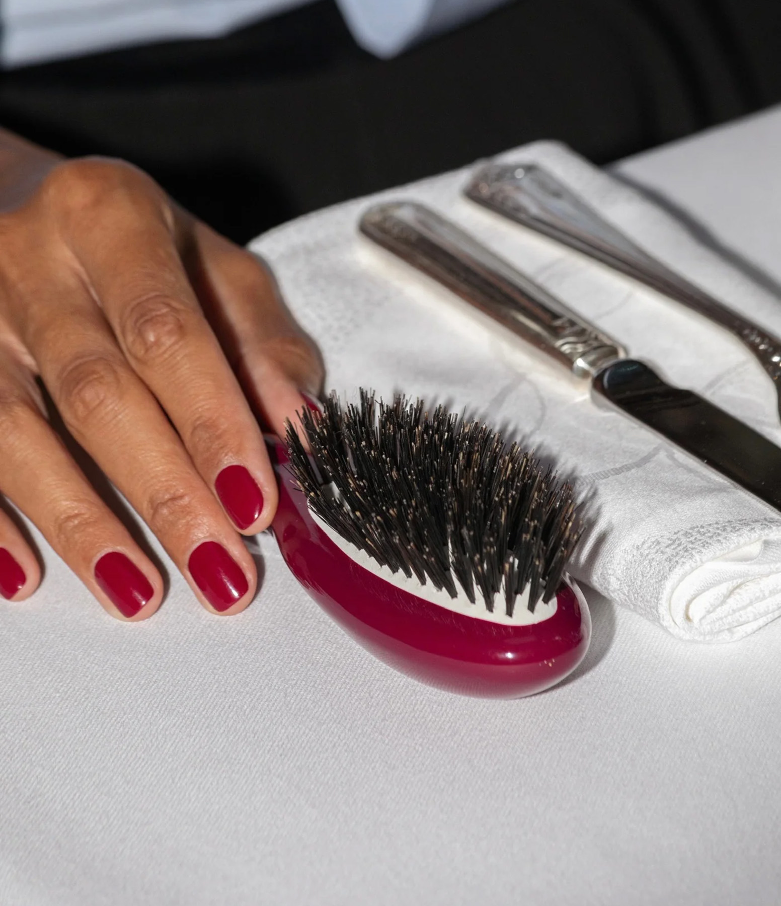 No. 1 The Little Shine & Care Brush – L’Universelle Cherry Red