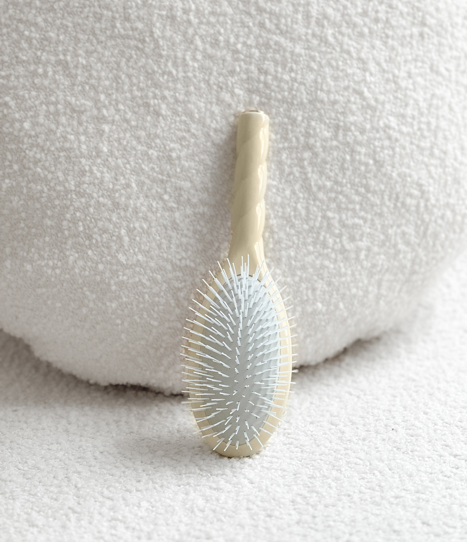 No. 07 The Intense White Cream Detangling & Stimulating Brush