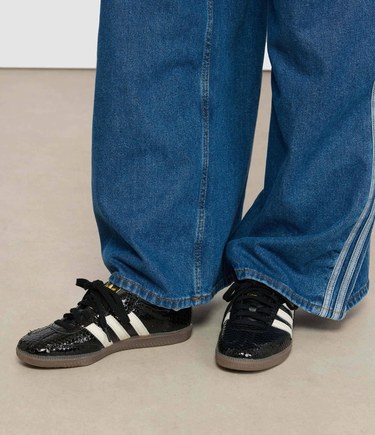 Samba OG W trainers in Core Black/Off-White/Gum5