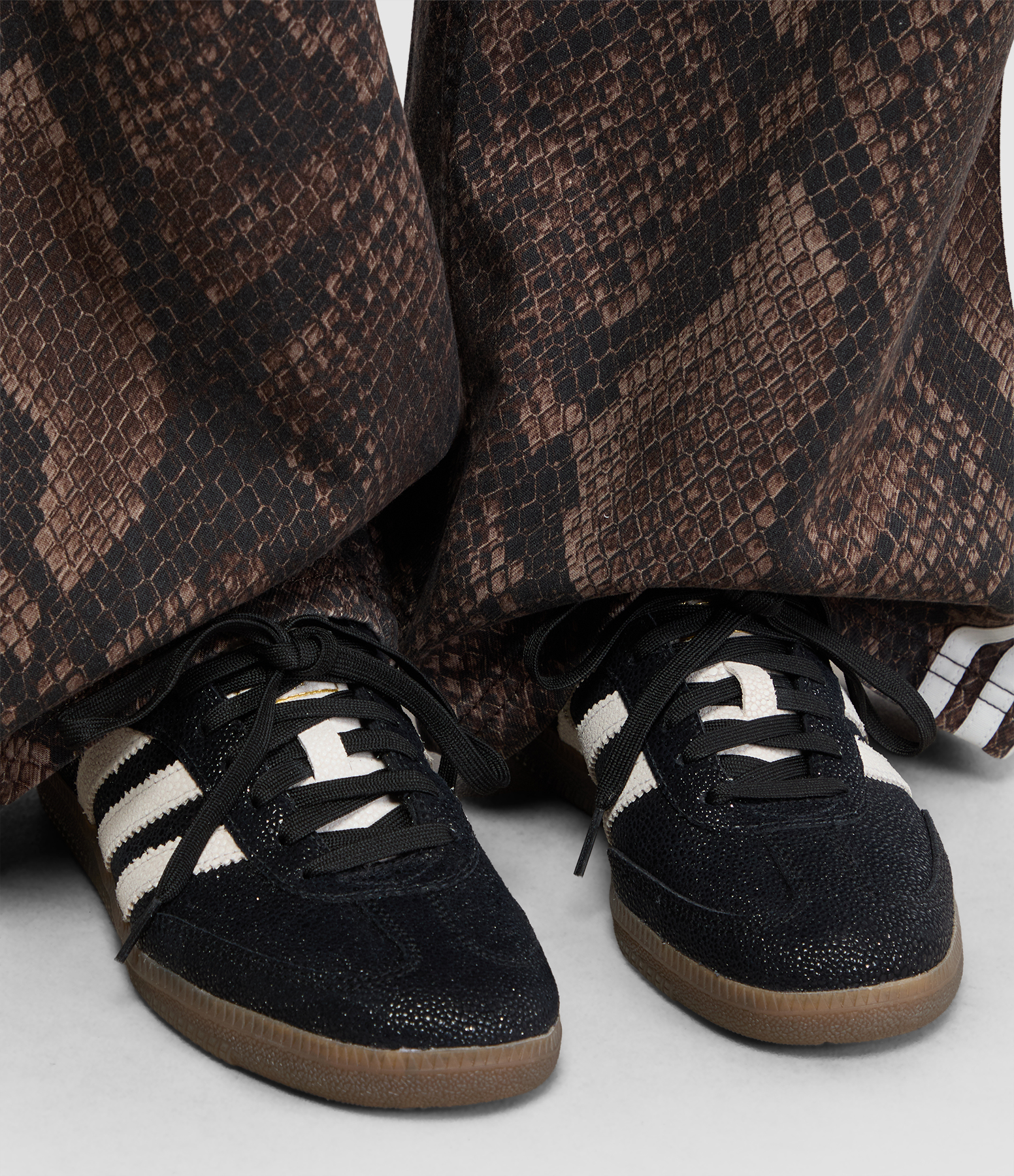 Samba Core trainers in Black/Cloud White/Gum5
