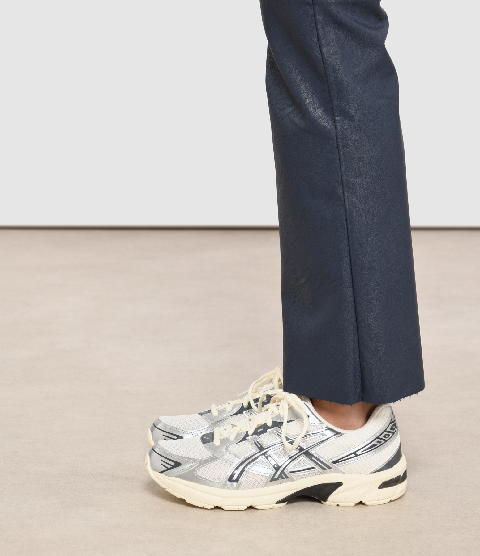 Gel-1130 Cream Carrier Grey trainers
