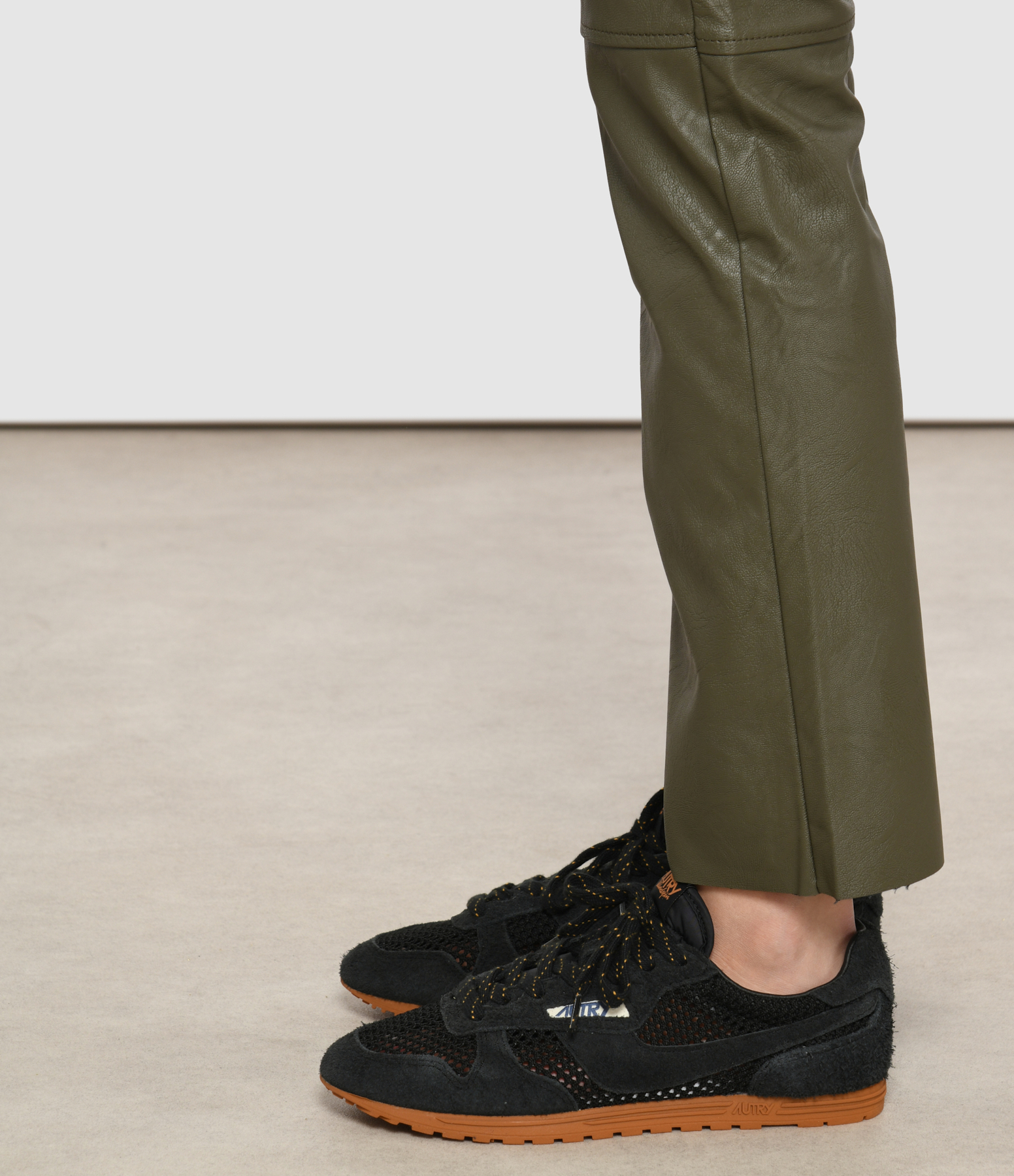 Windspin Low Knit Sue Black trainers
