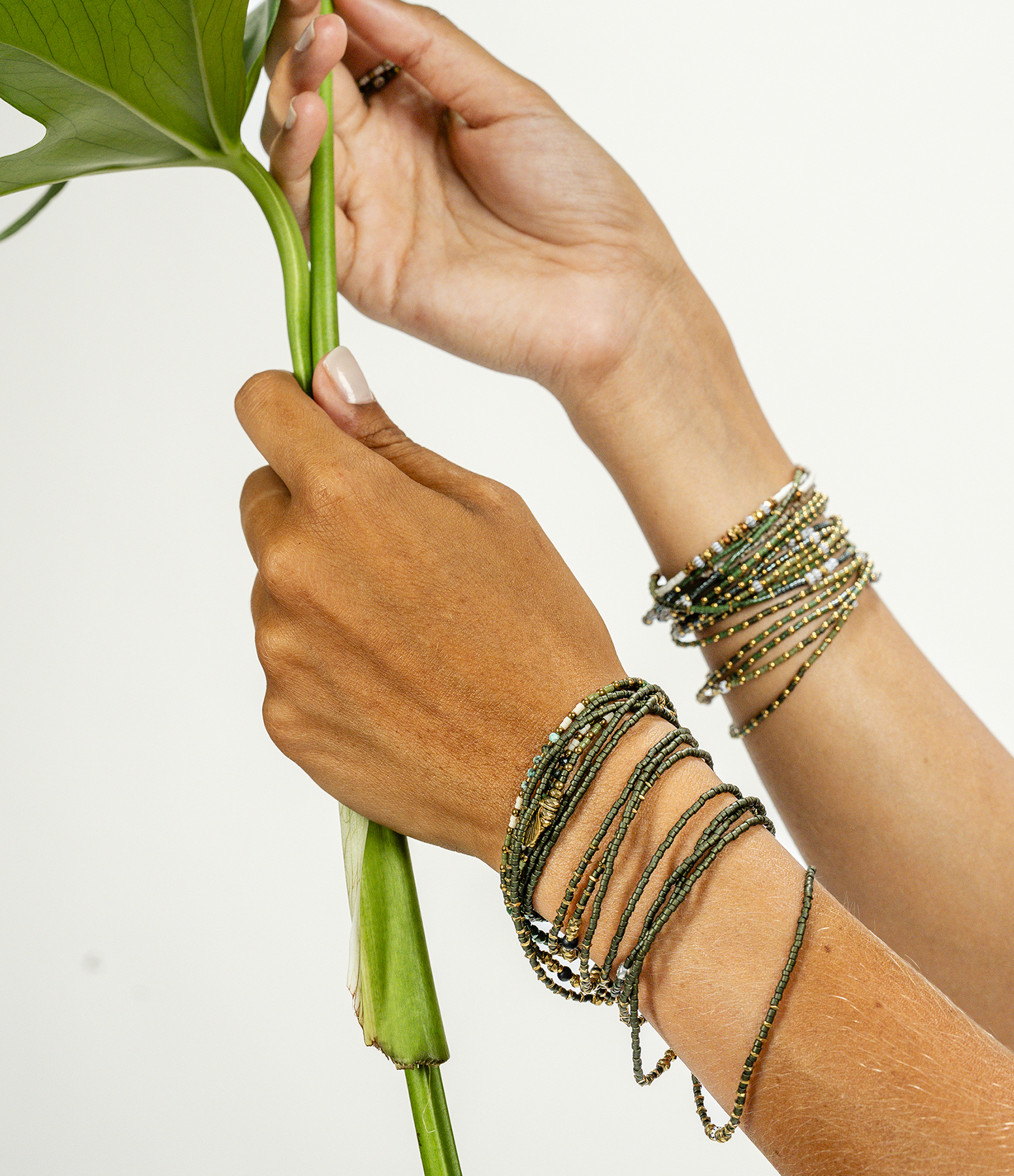 Necklace and 6-strand bracelet in olive-green avocado, 103cm