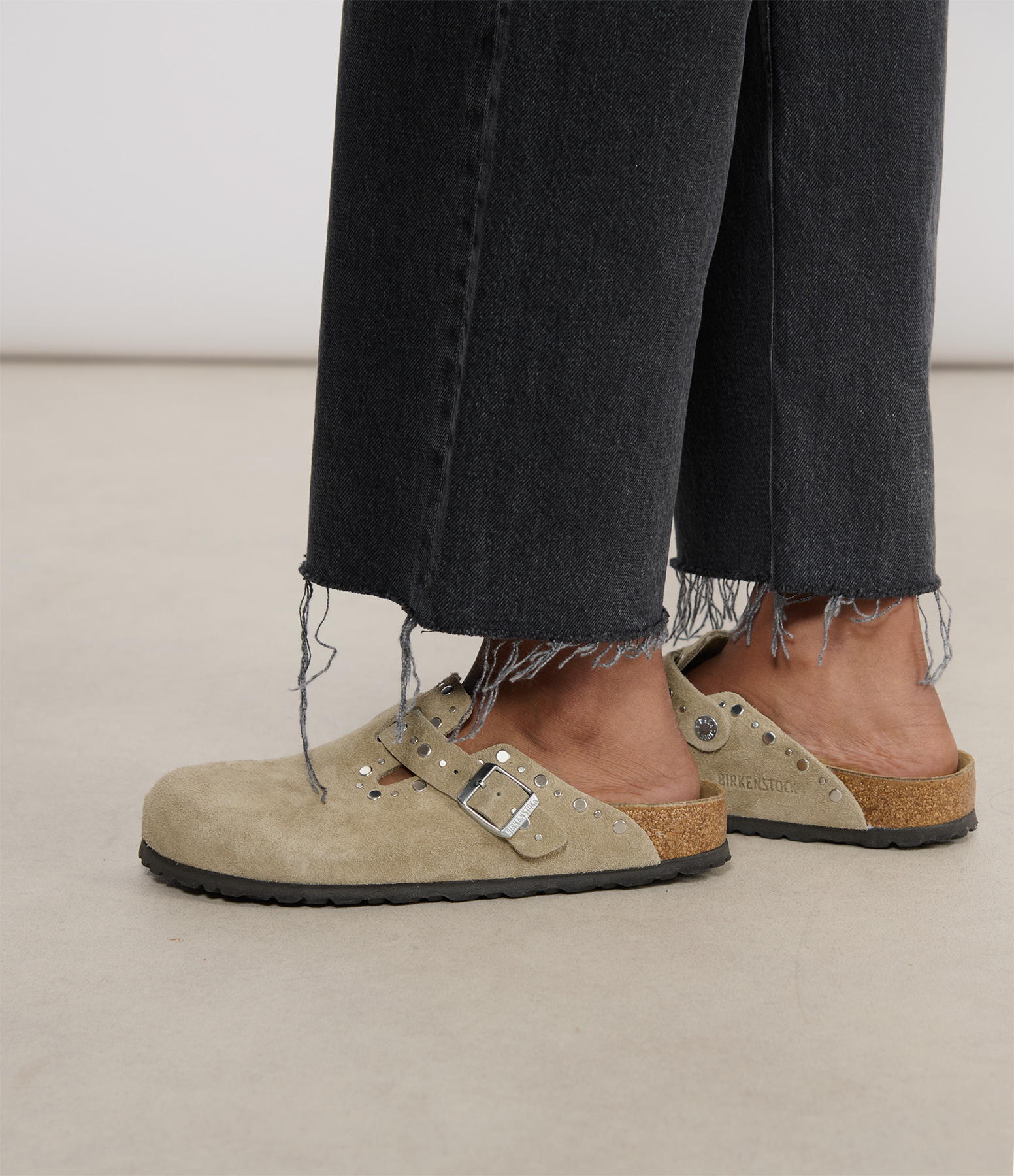 Boston Rivet Leve Clogs in Taupe