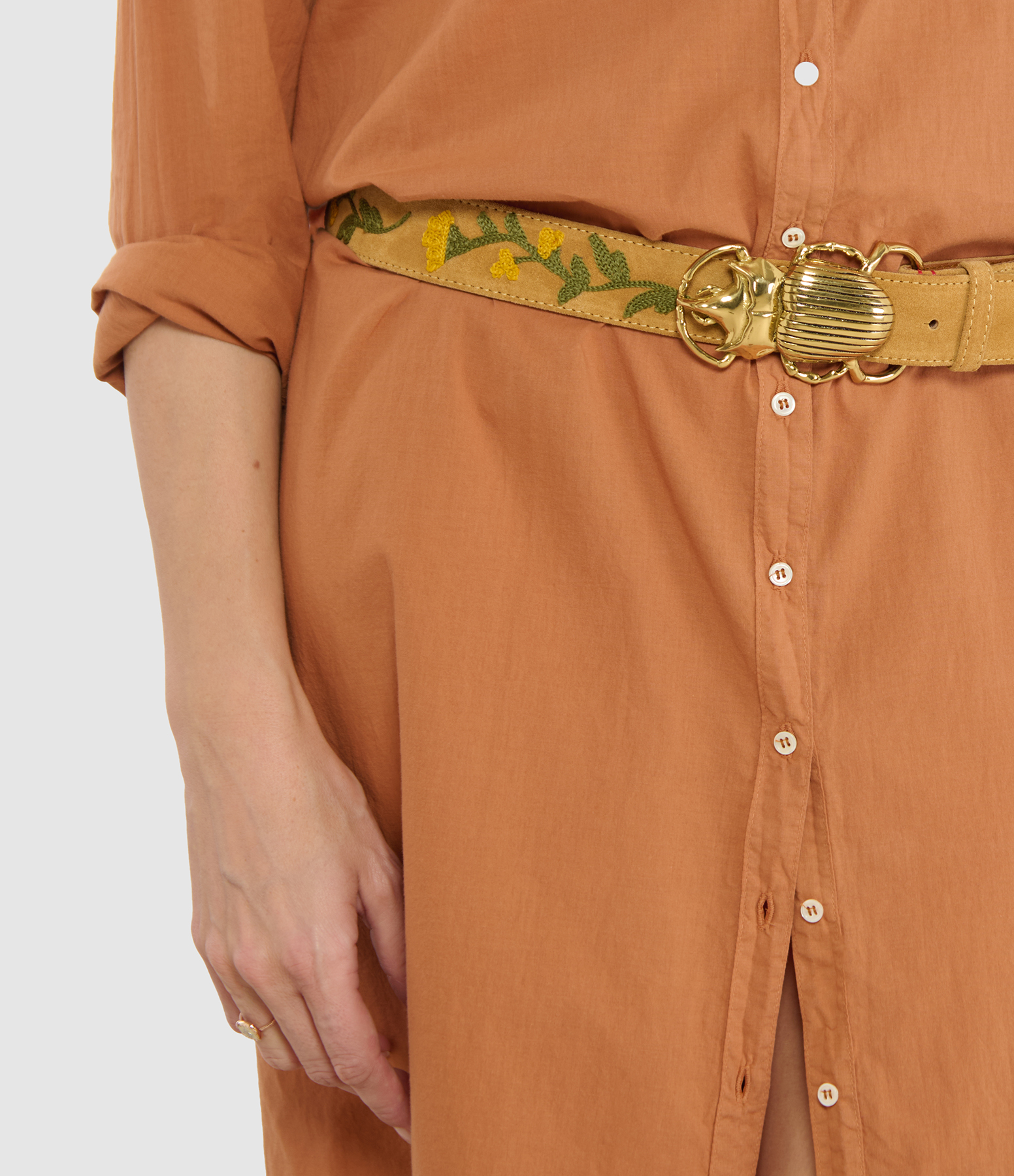 Buckle-free belt in honey-coloured suede with embroidery