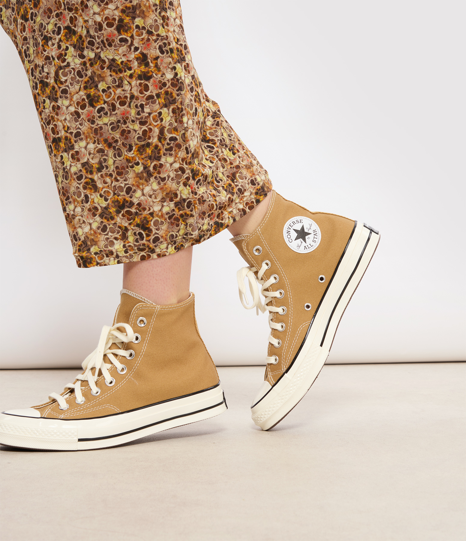 Chuck 70 Hi Toadstool Tan Egret trainers