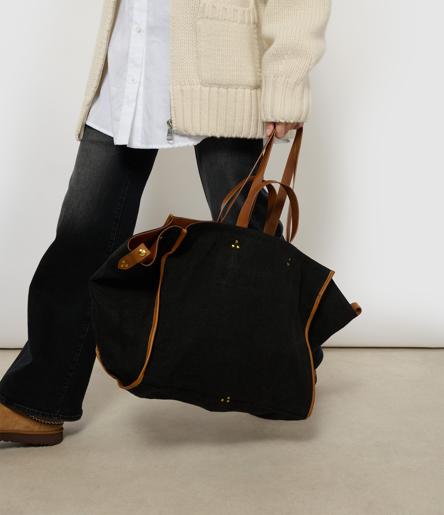 Léon L Black L Tote Bag