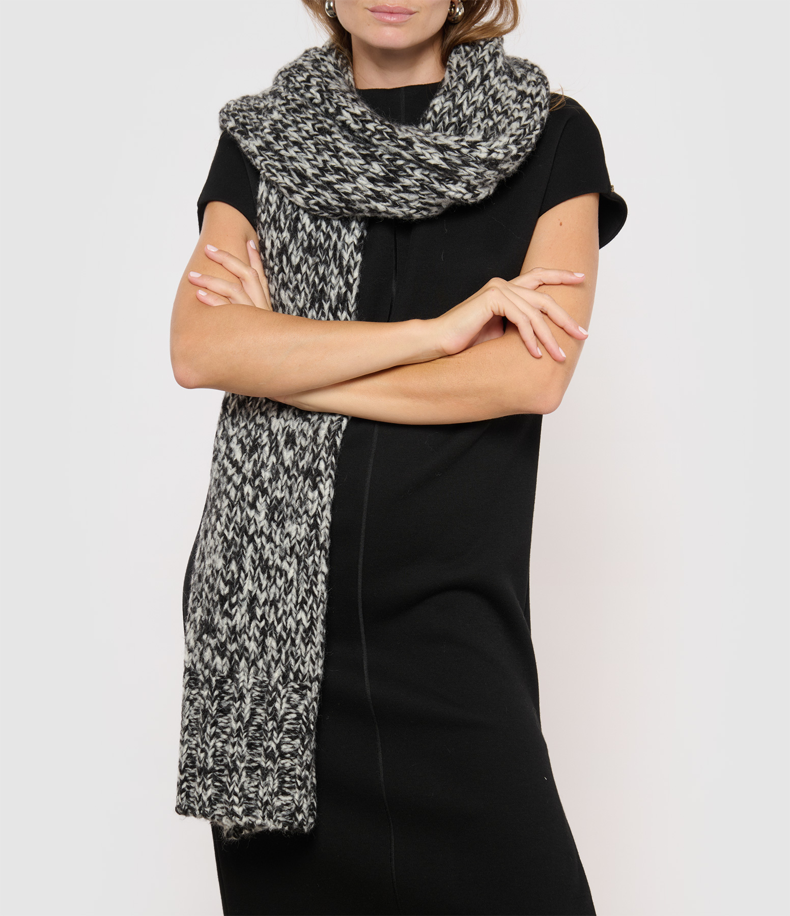 Black and White Gummy Scarf