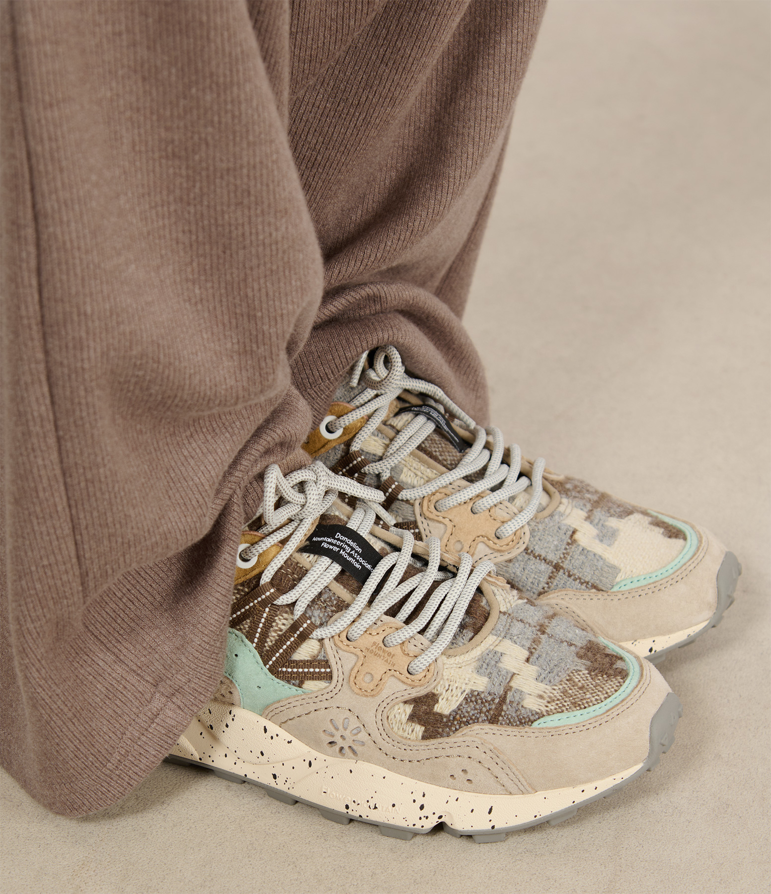 Yamano 3 Knitting Braids Cheques trainers in Taupe and Milk, size M