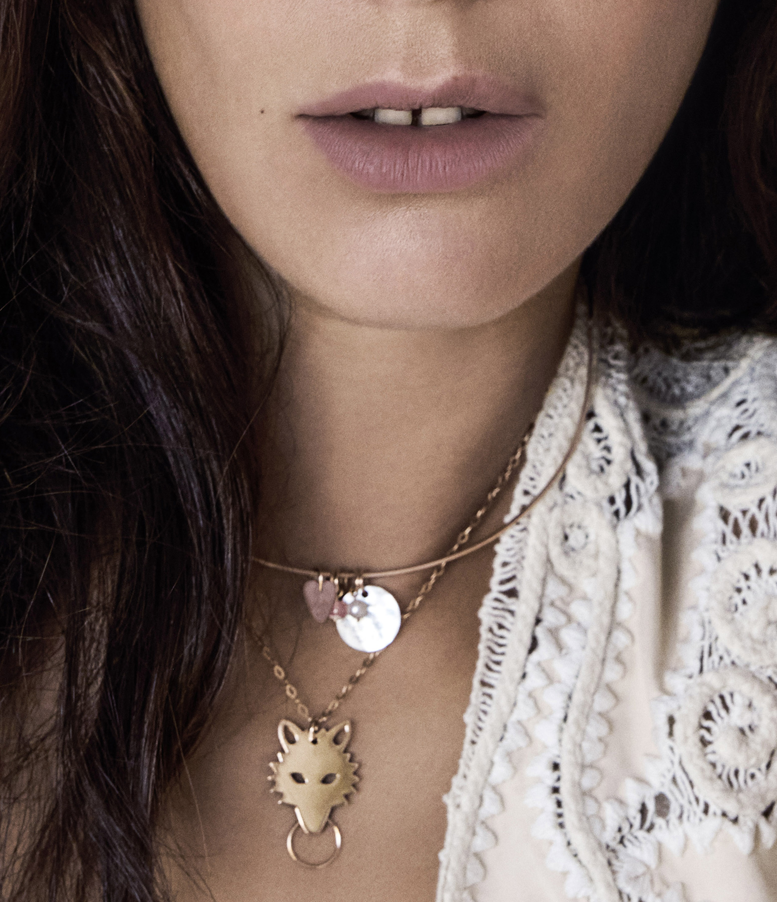 Wolf Medal Pendant in White Mother-of-Pearl and Rose Gold