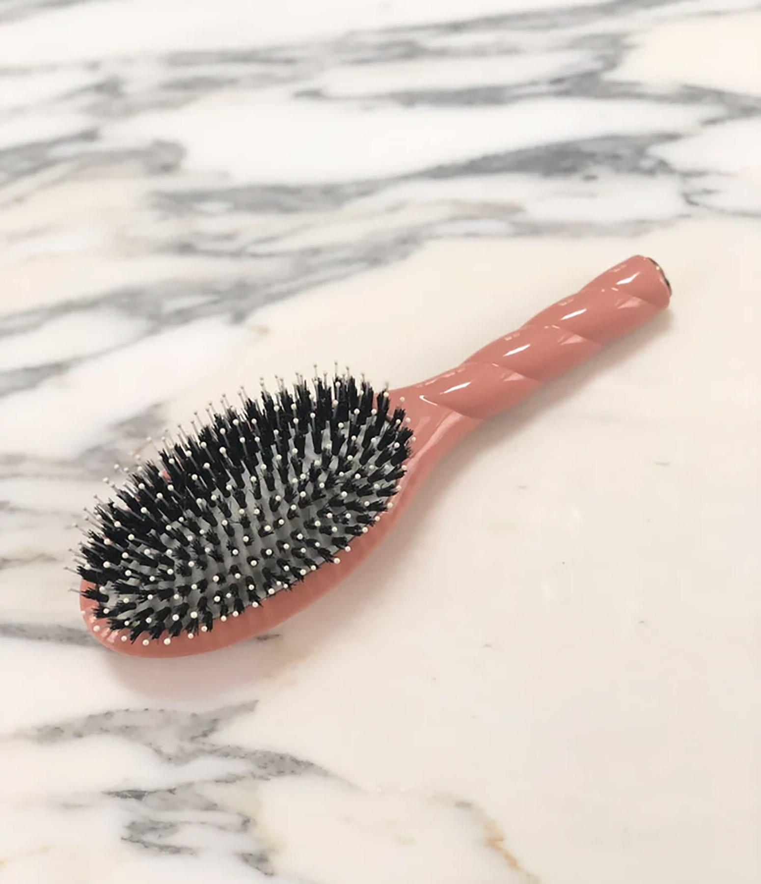 No. 03 The Sensitive Scalp Brush – L'Indispensable Douceur Corail