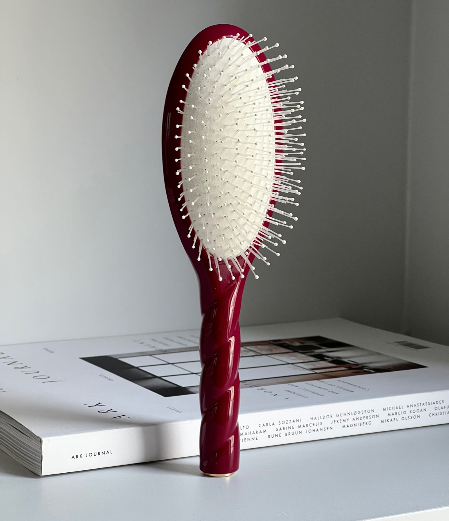 No. 04 The La Miracle Rouge Cerise Detangling & Massaging Brush