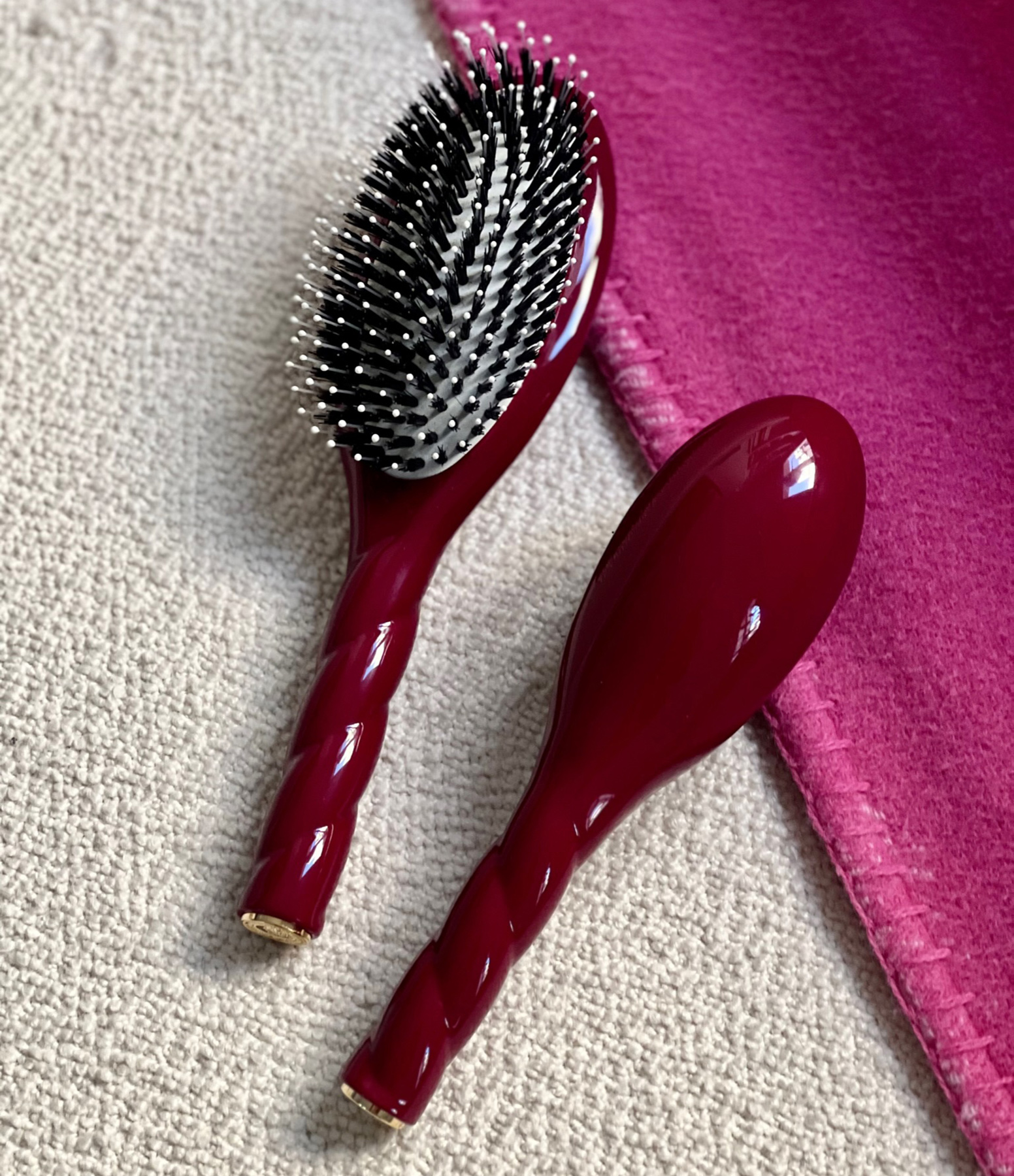 No. 1 The Universal Cherry Red Shine & Care Brush