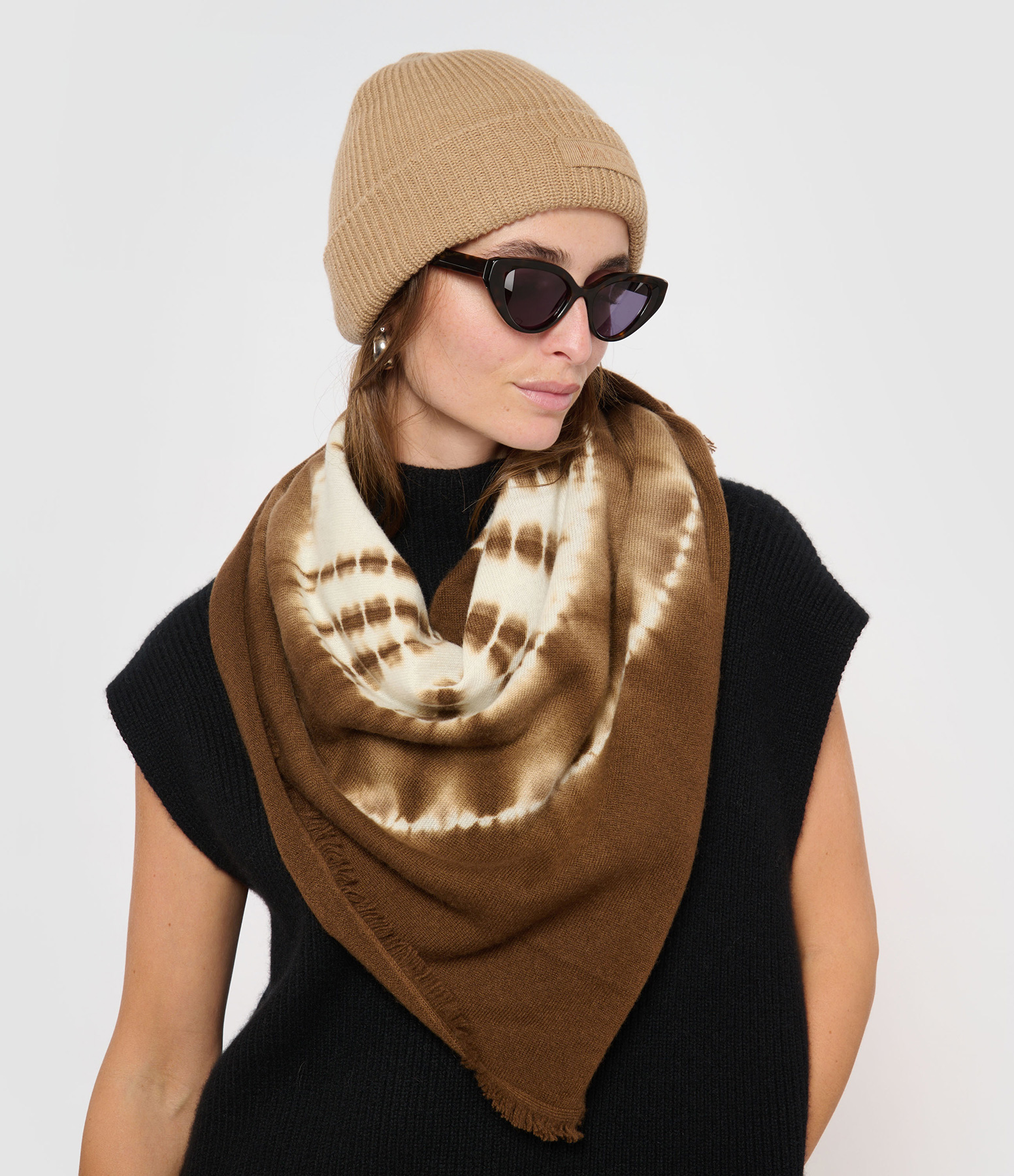 Hachiko Circle Cashmere Scarf in Camel