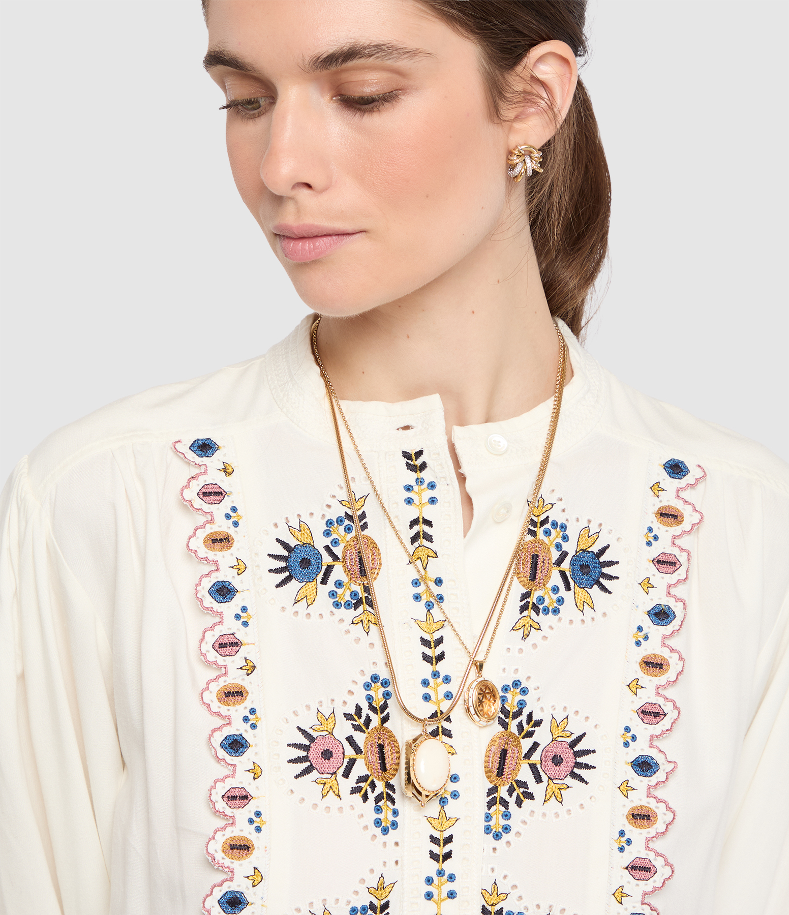 White Footprint Medallion on a Short Forçat Chain