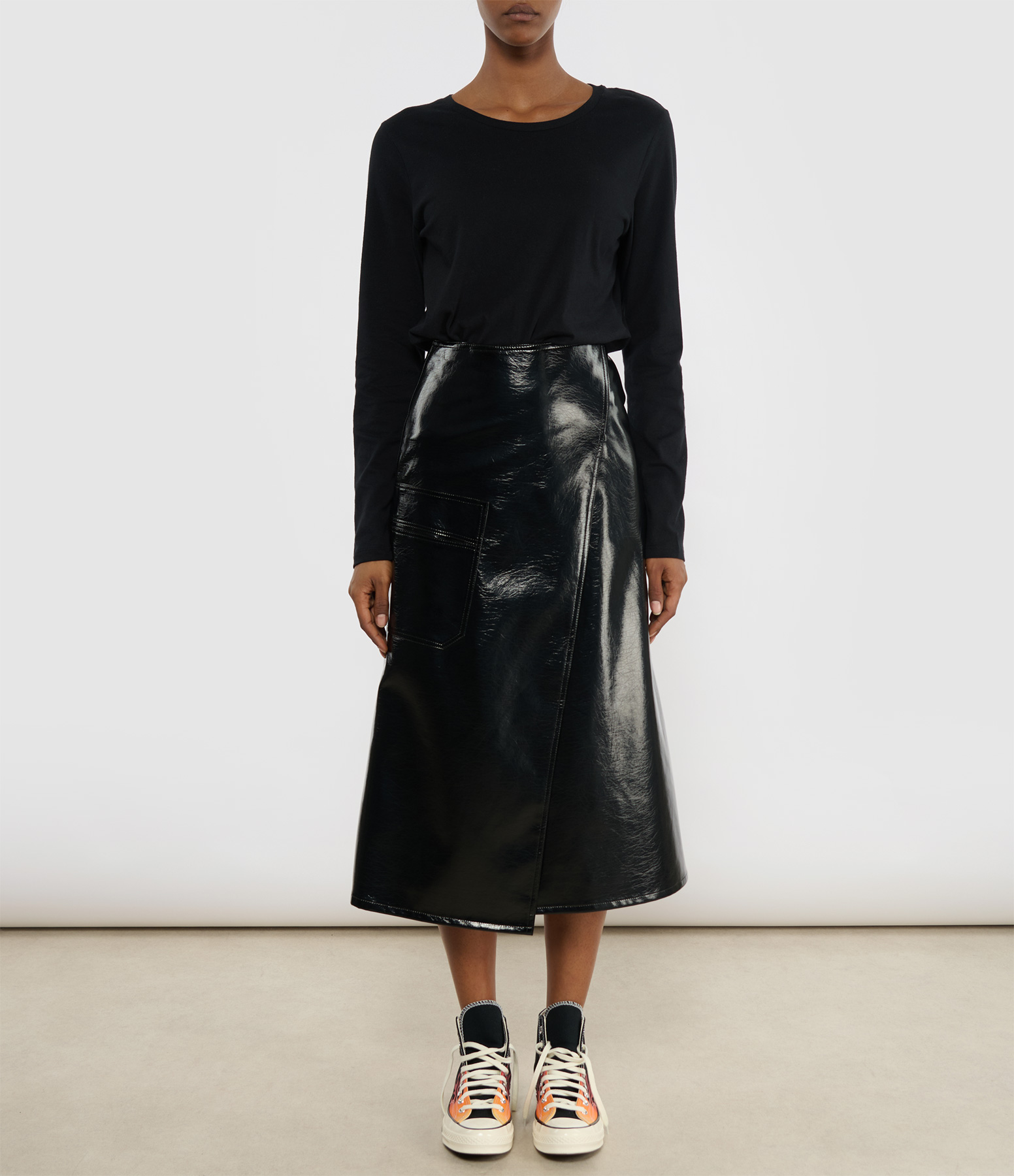 Black Long-Sleeved Round-Neck T-shirt