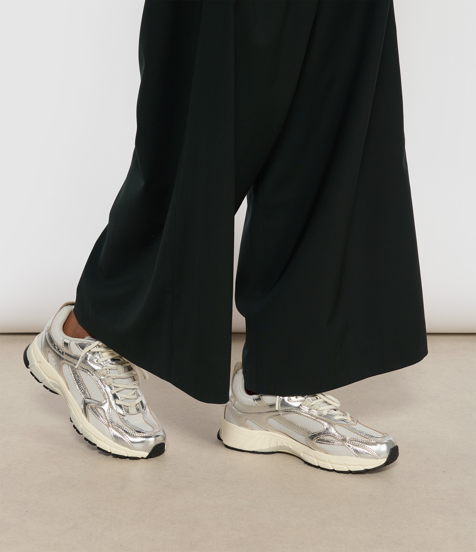 The Re-Run Pineapple 2.0 Silver trainers