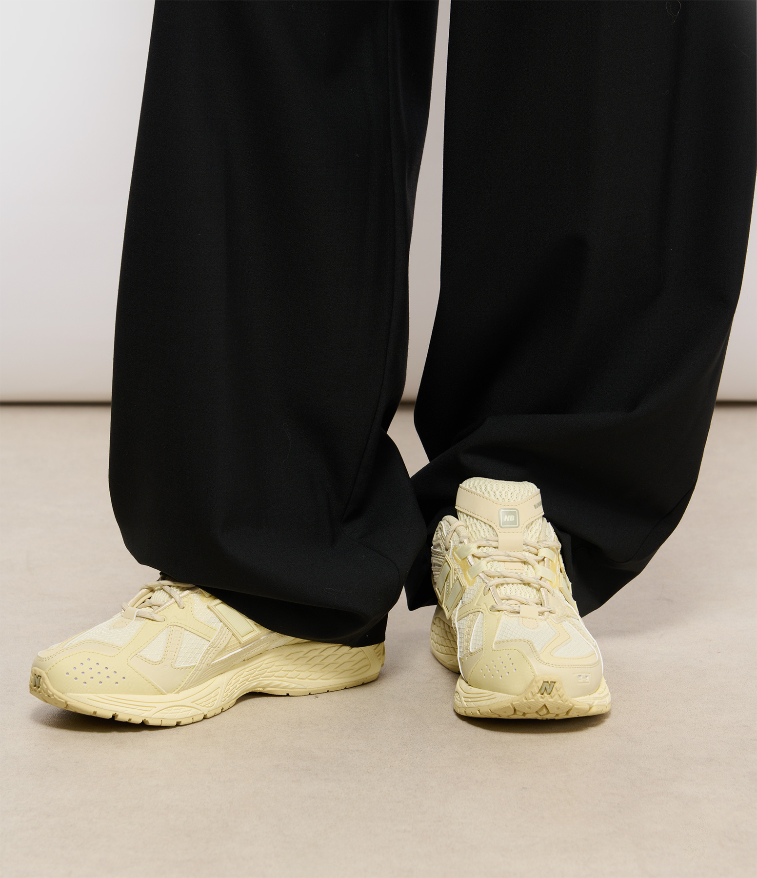 1906R Pale Moss trainers