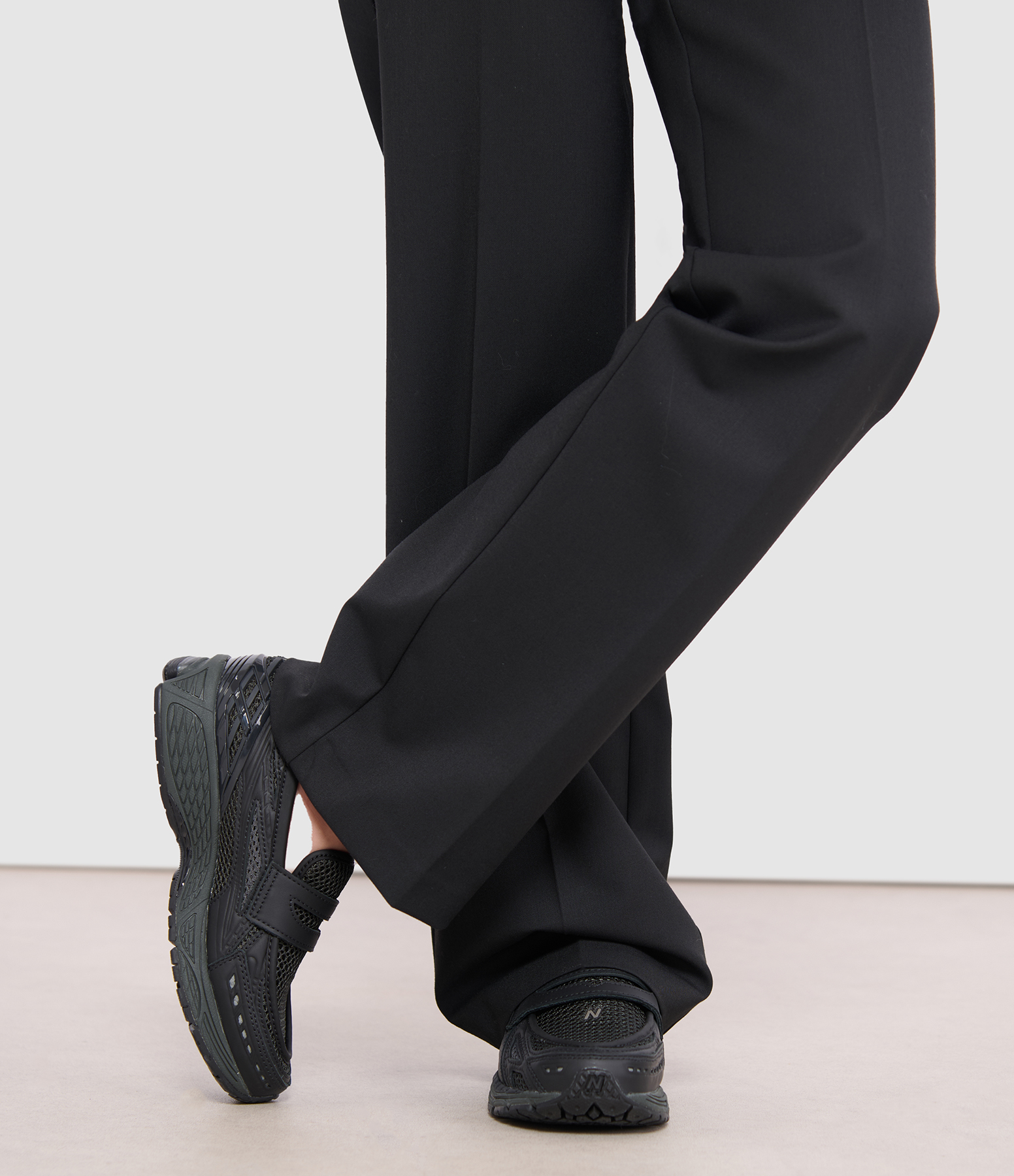 1906 Black trainers