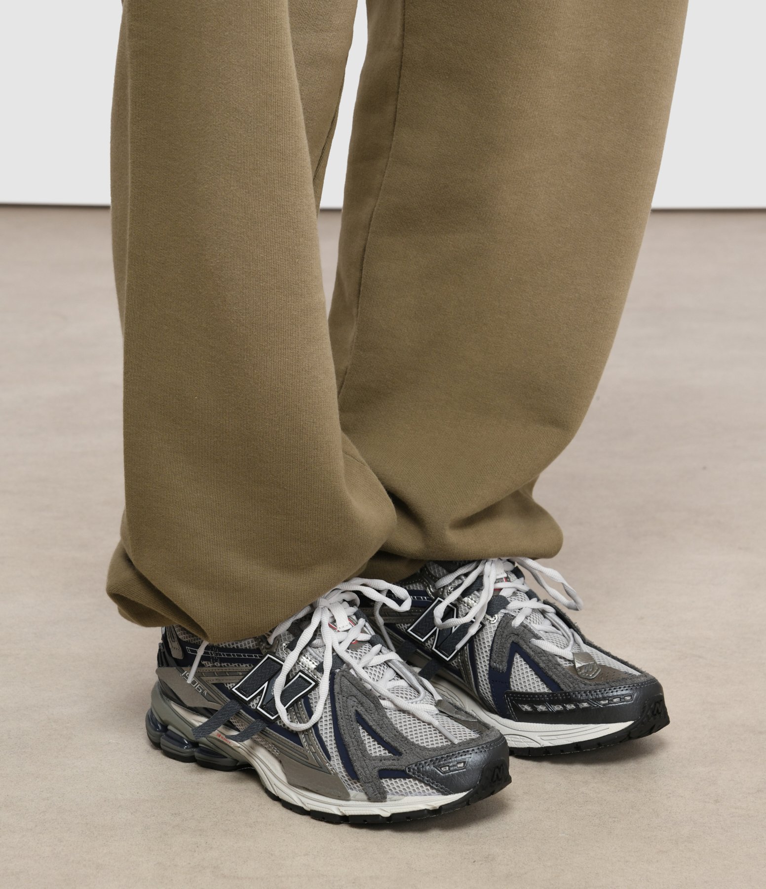 1906 Graphite trainers