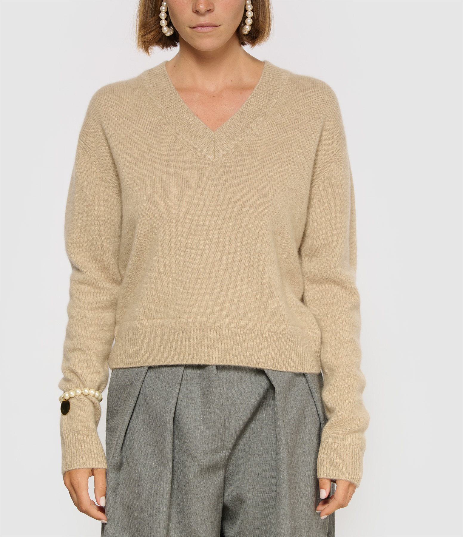 Themis V-neck Cashmere Jumper in Sandstone