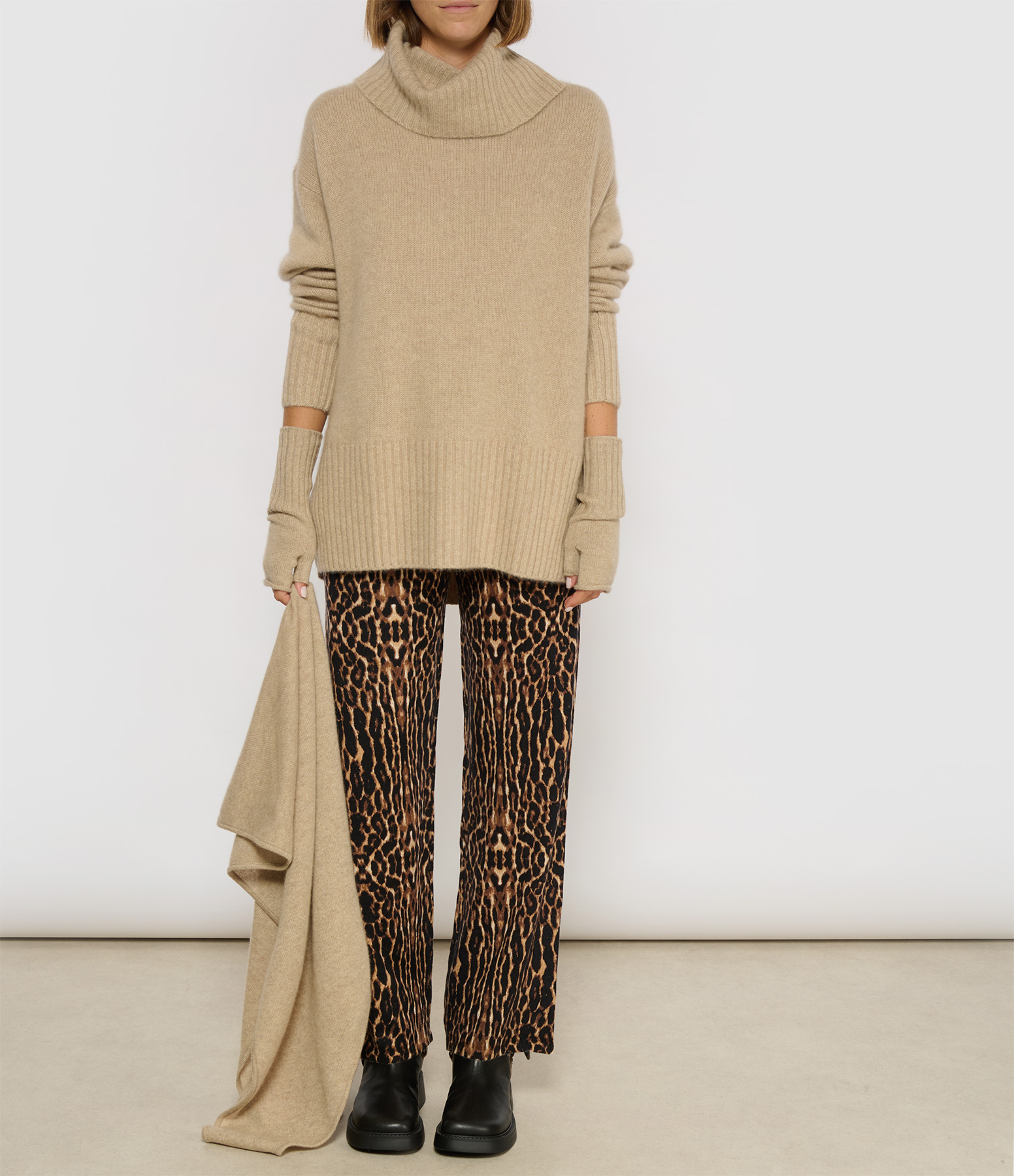 Gilo Roll-Neck Cashmere Jumper in Sandstone