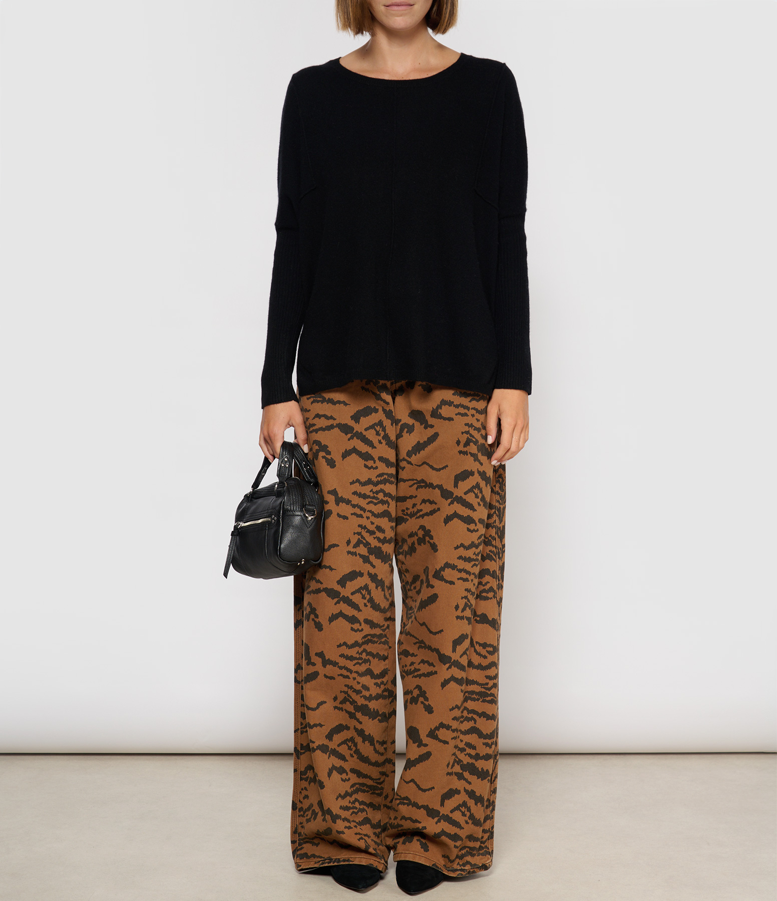 Bourna Round-Neck Cashmere Poncho Jumper – Black
