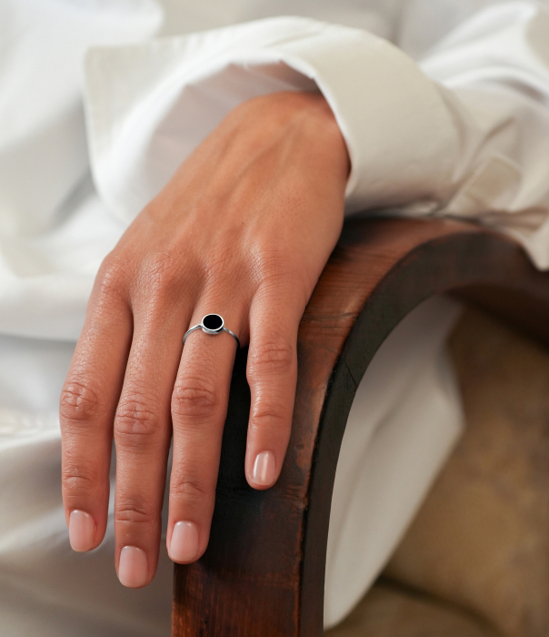 Ever Mini Disc Ring in White Gold with Onyx