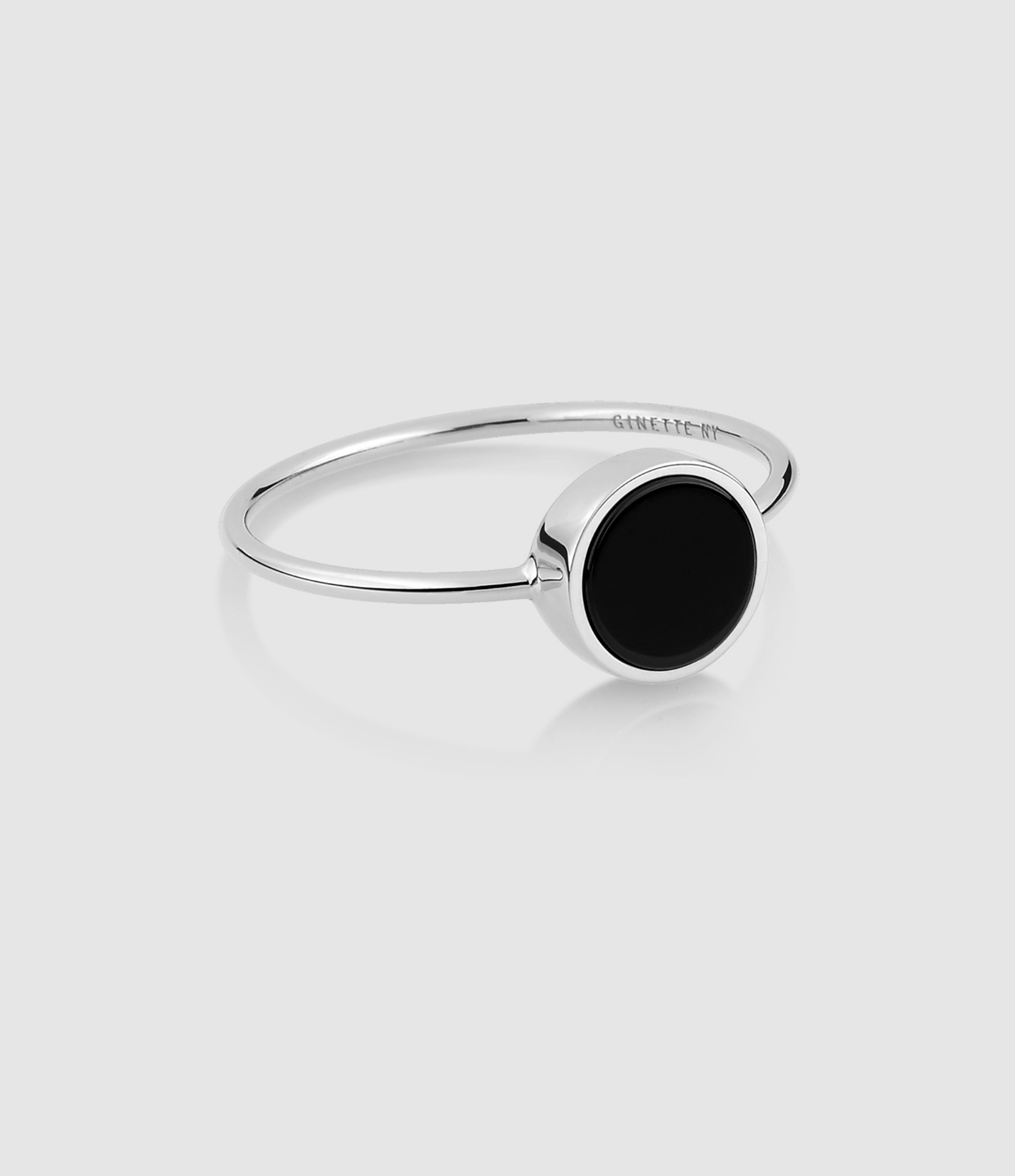 Ever Mini Disc Ring in White Gold with Onyx