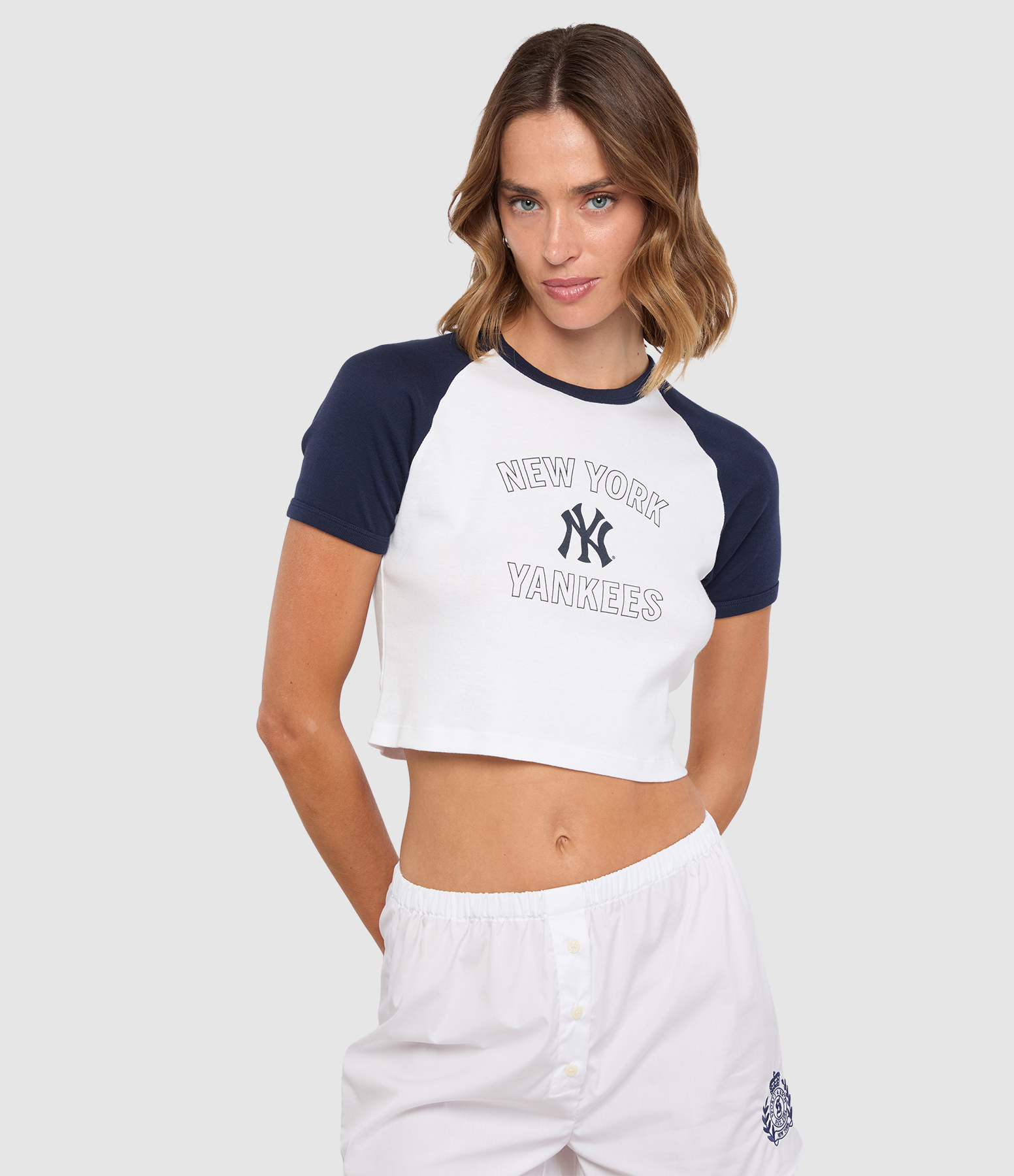 Yankees Arch Baby Baseball T-shirt – White and Dark Navy, Sporty & Rich x 47Brand collaboration