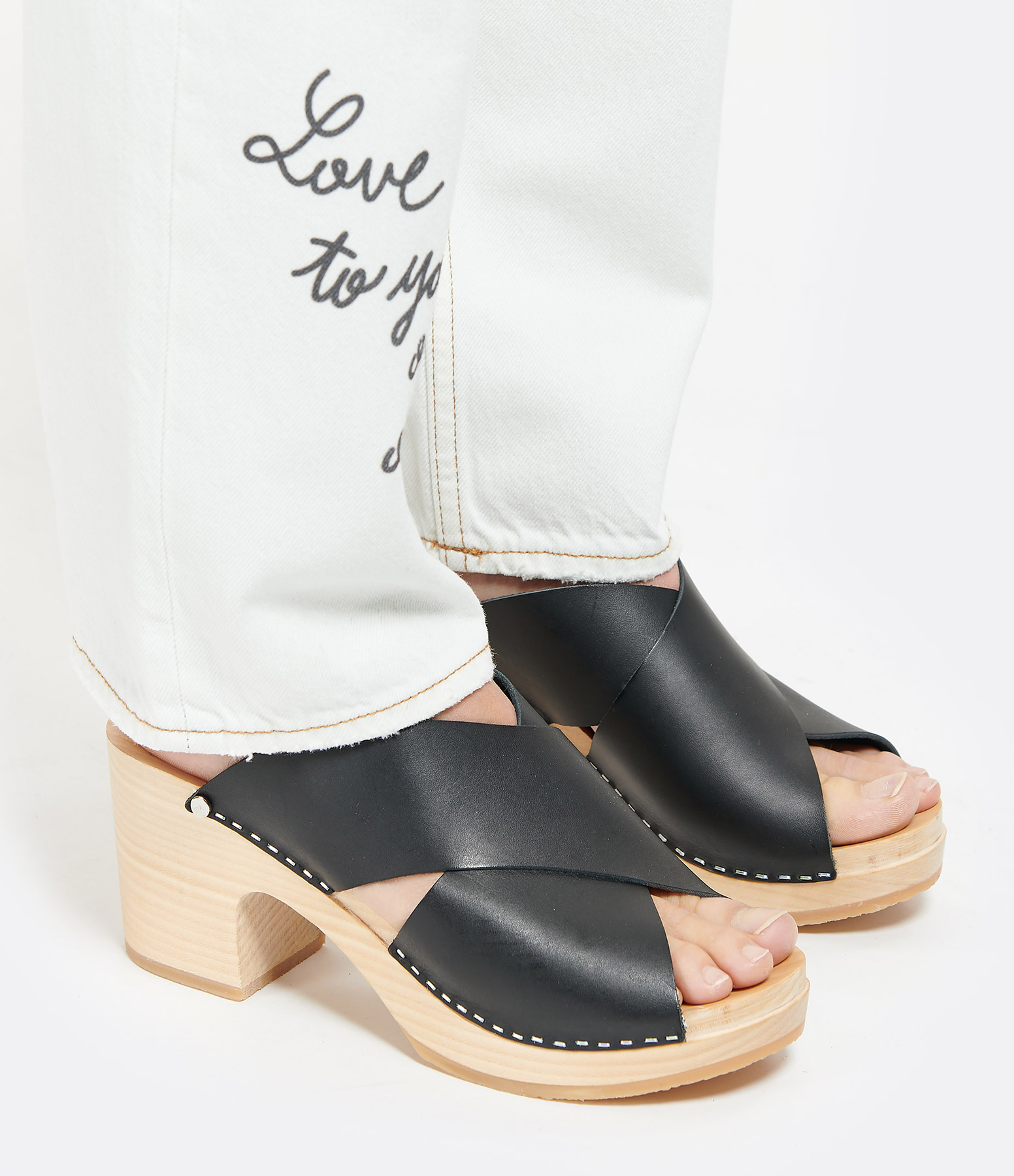 Yzis Clogs – Wood and Black Leather