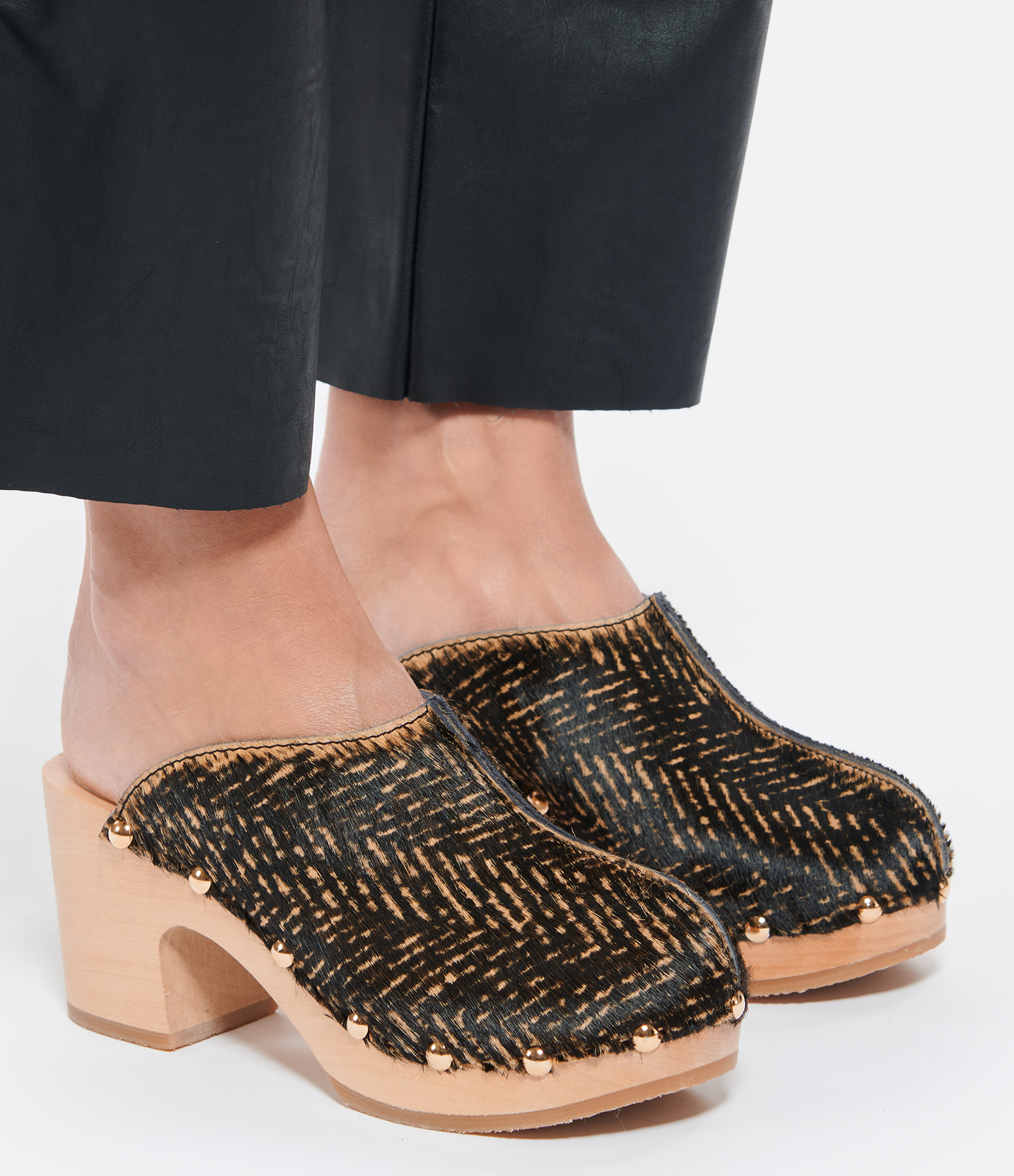Yanaki Clogs – Wood and Leather in a Checkered Pattern