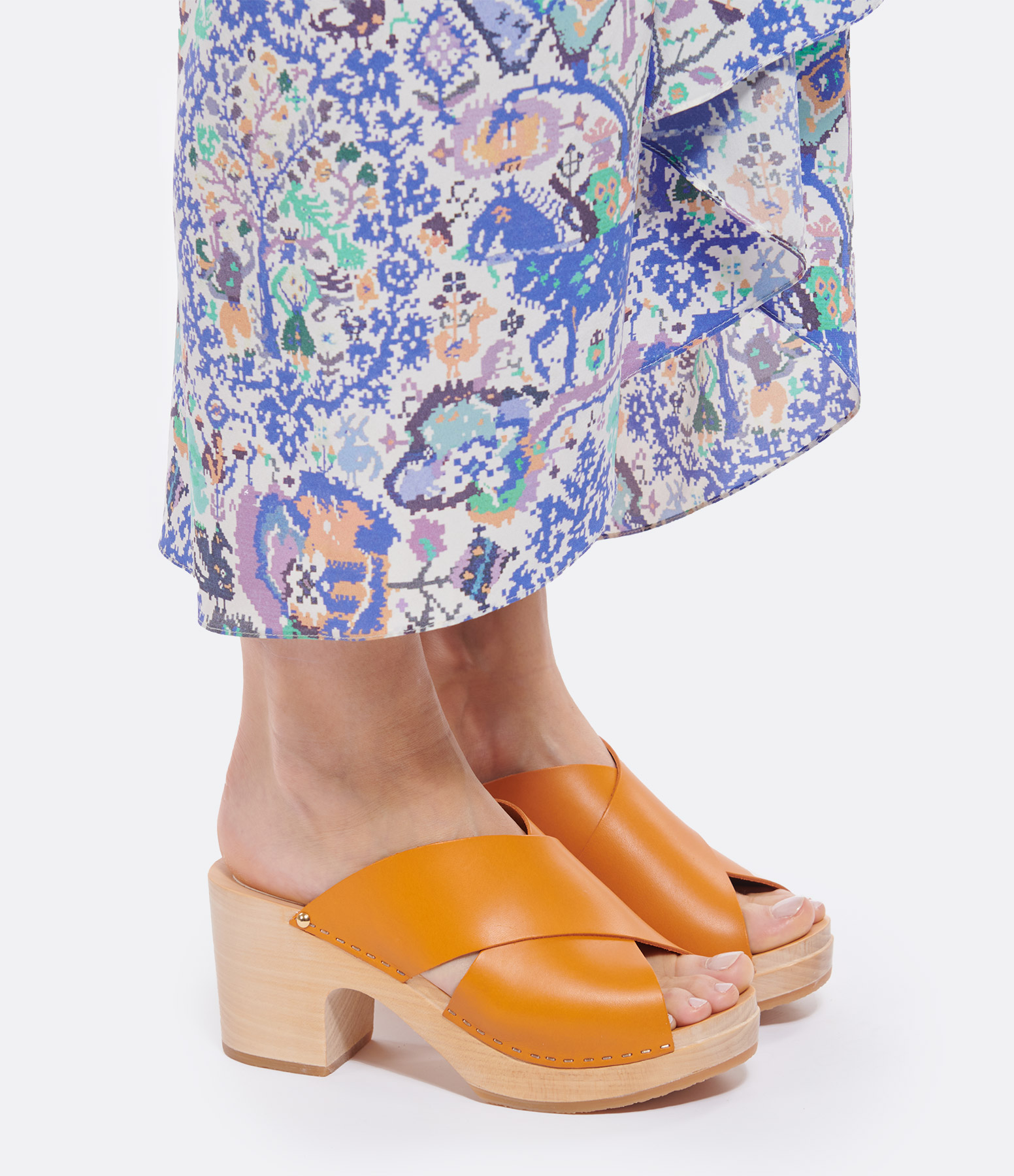 Yzis Clogs – Wood and Leather, Papaya