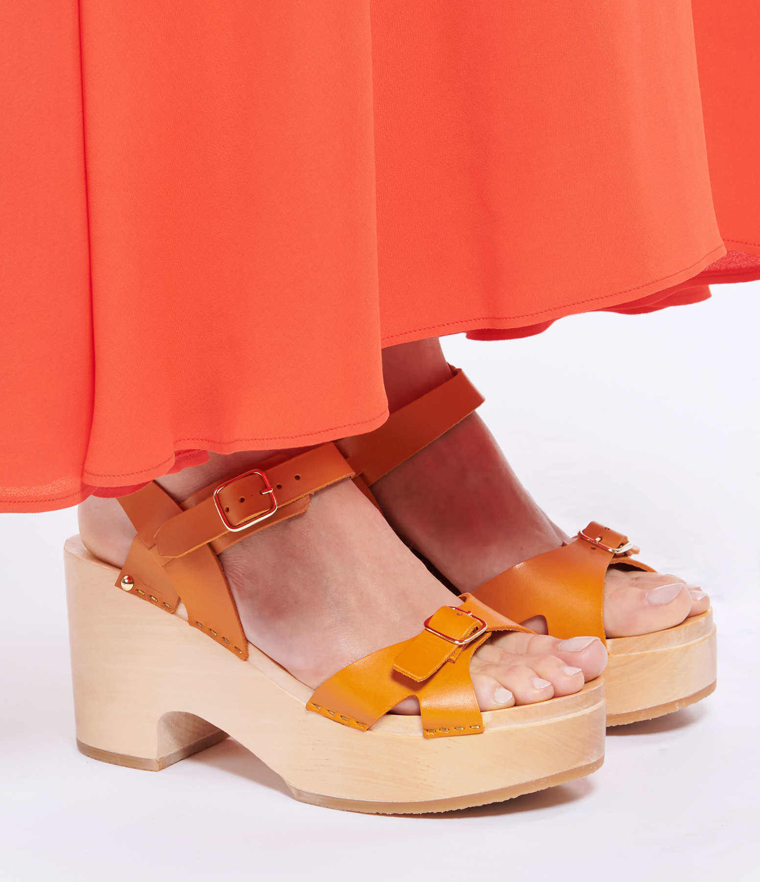 Yris Clogs – Wood and Papaya Leather