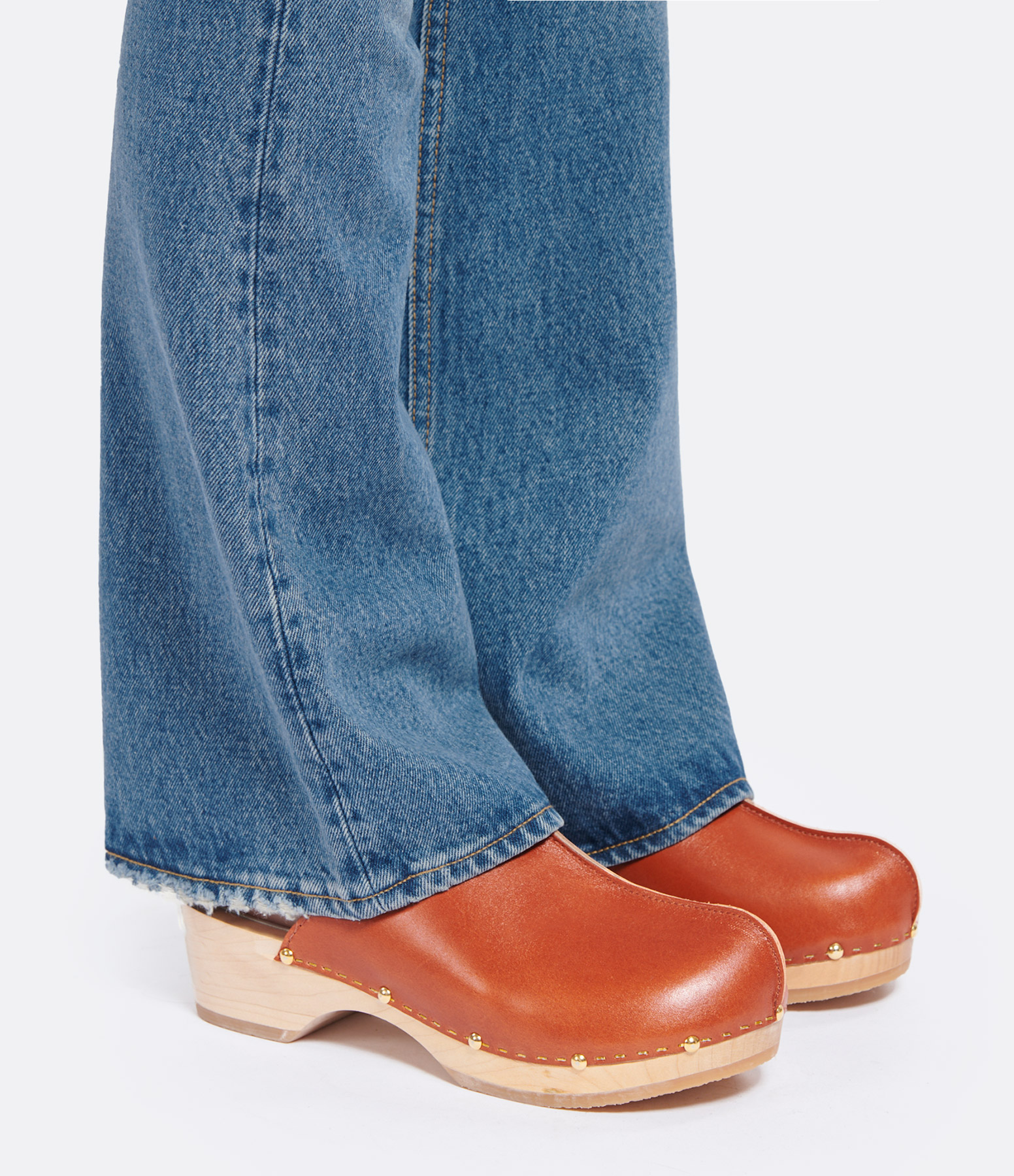 Yssa Clogs – Wood and Caramel Leather