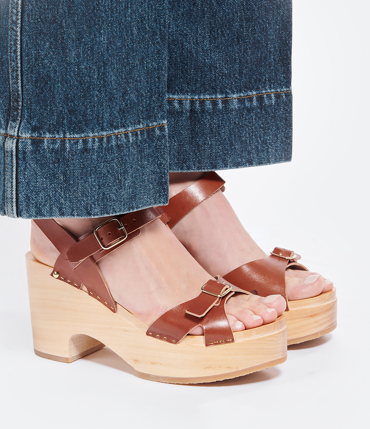 Yris Clogs – Wood and Caramel-Coloured Leather