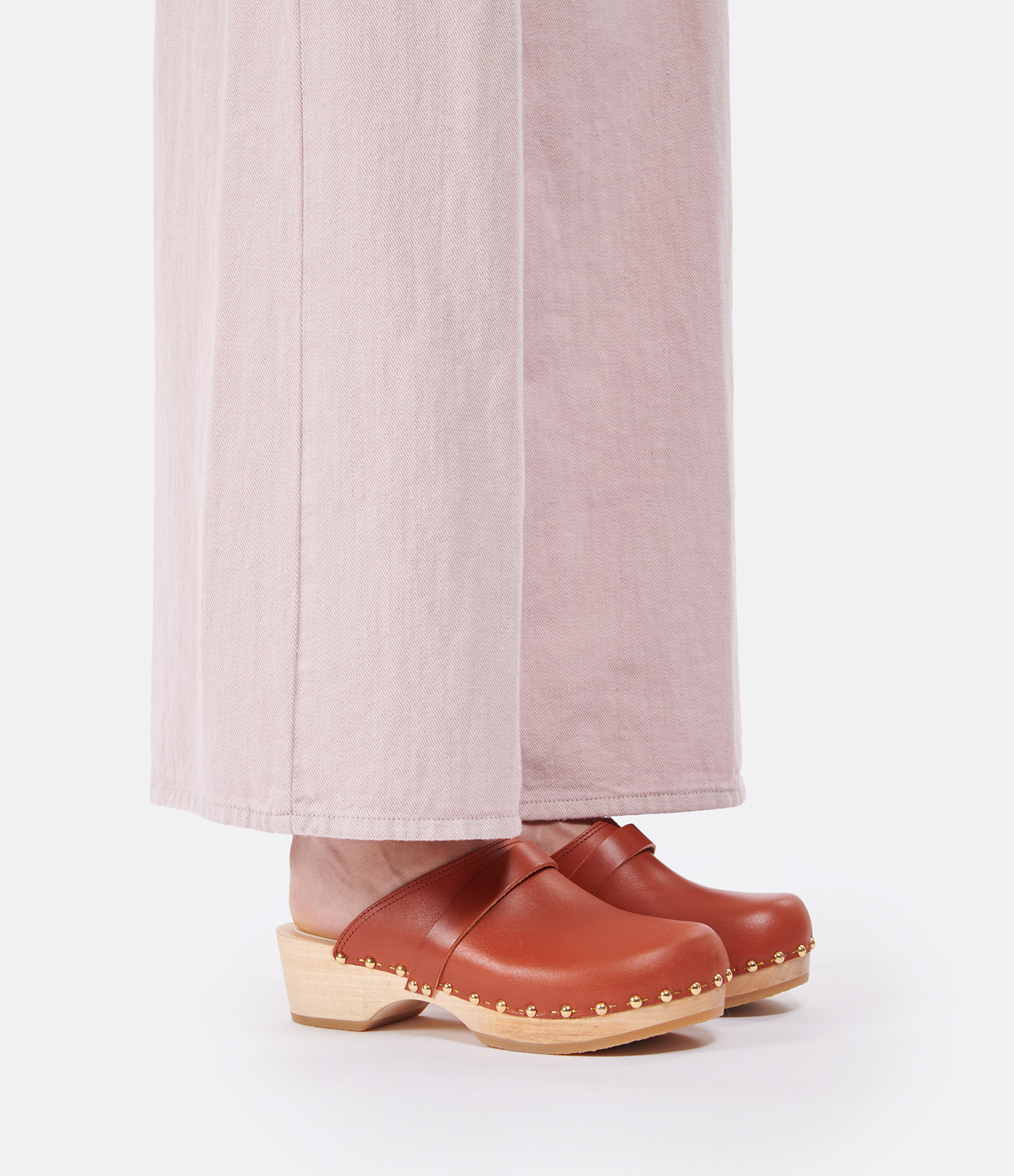 Yren Rock Clogs – Wood and Leather in Brick Red