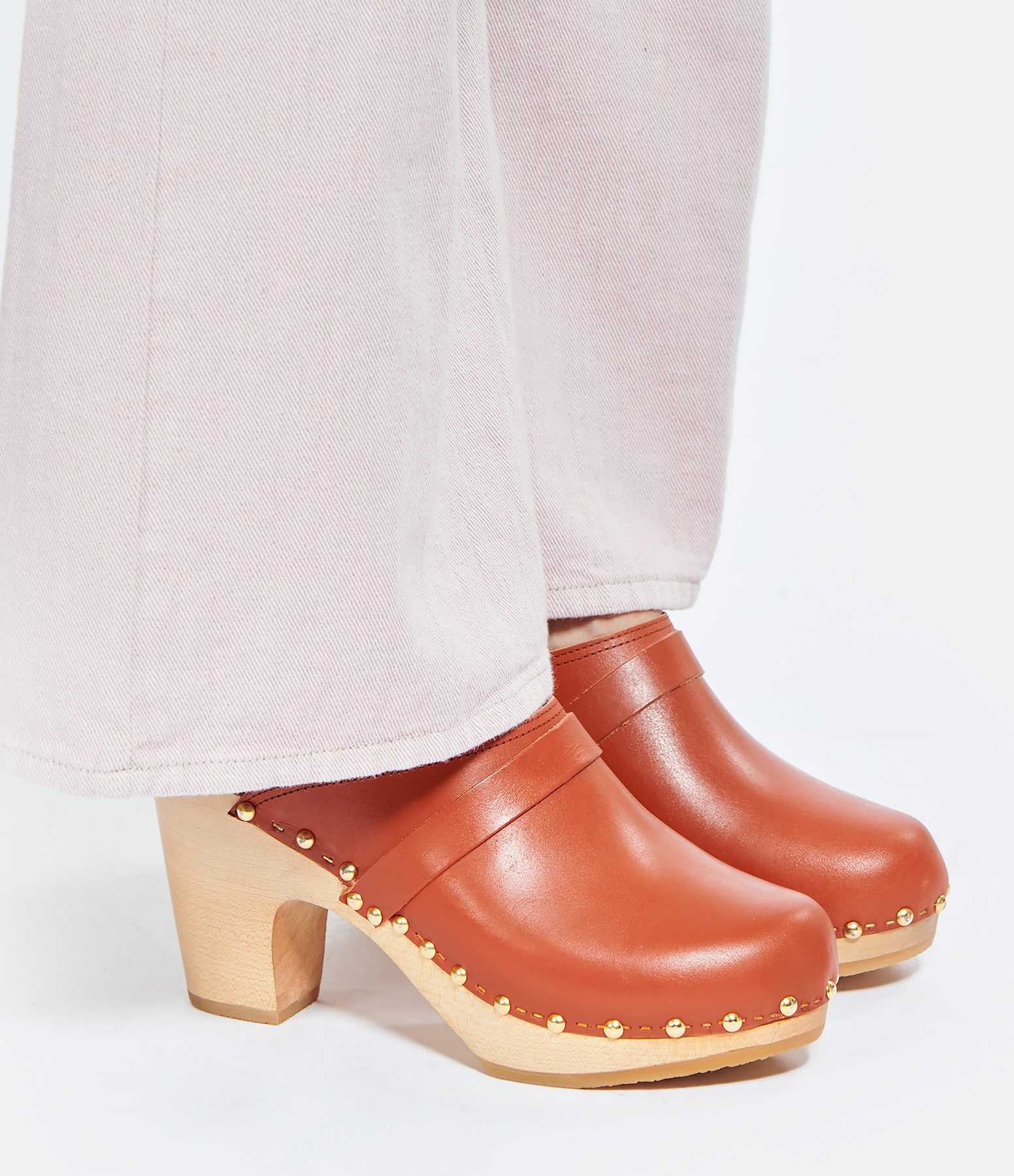 Yrma Rock Clogs – Wood and Leather in Brick Red