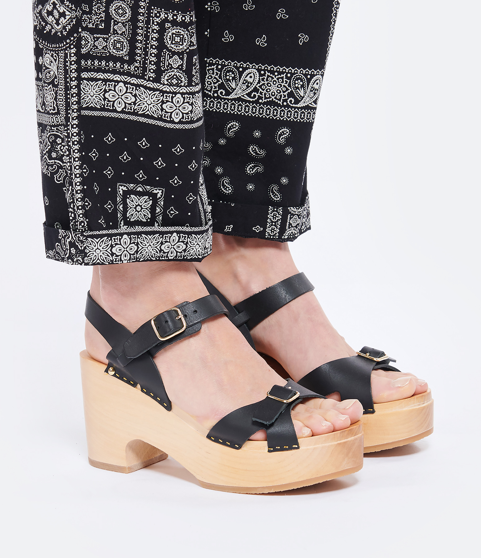 Yris Clogs – Wood and Black Leather
