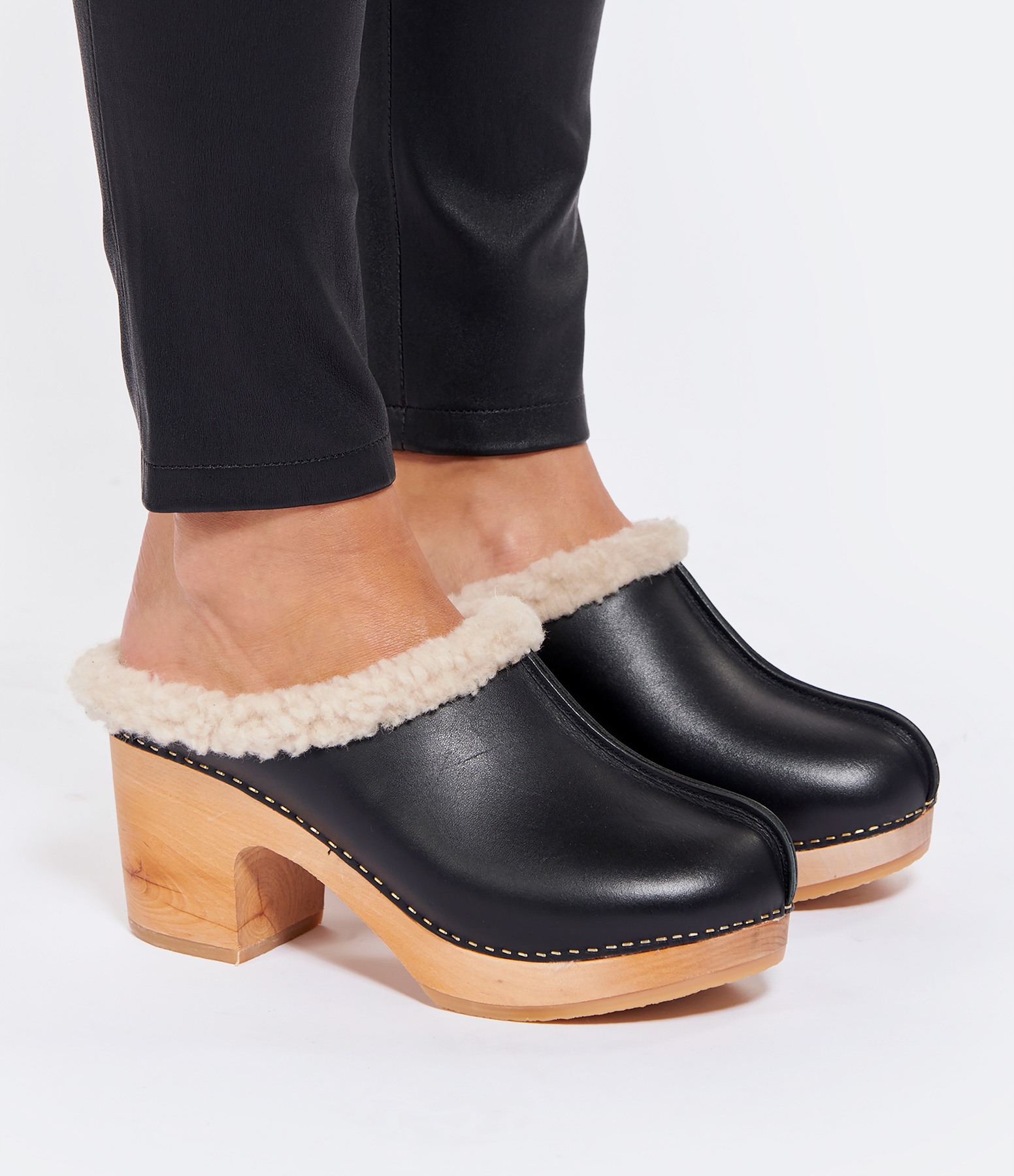 Ygloo Clogs – Wood and Black Leather