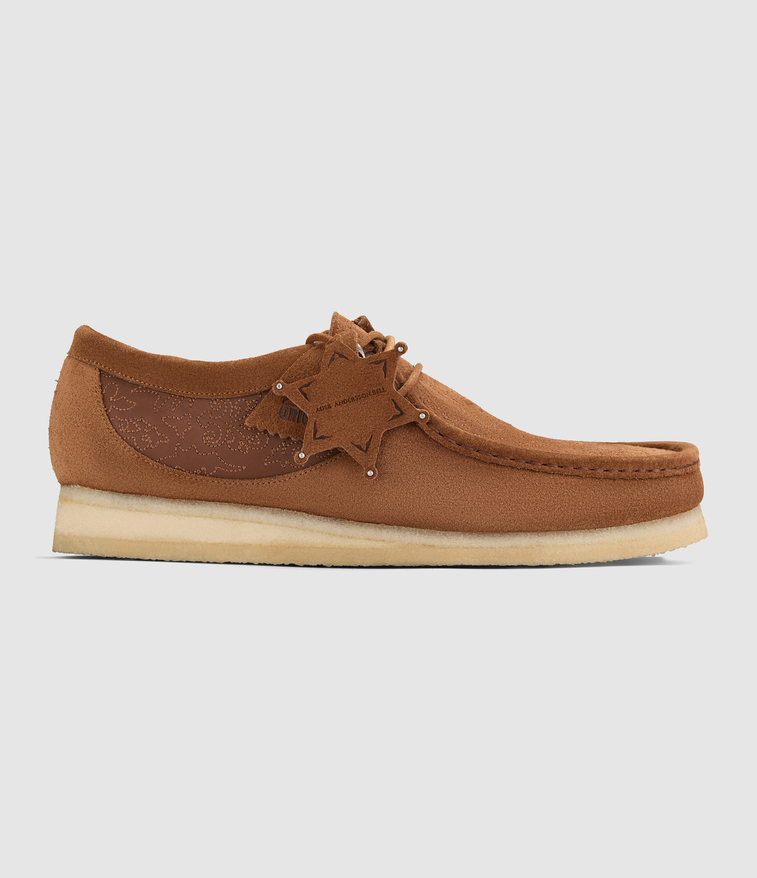 Mocassins Wallabee Tan Embroidery, Collaboration Clarks X Andersson Bel
