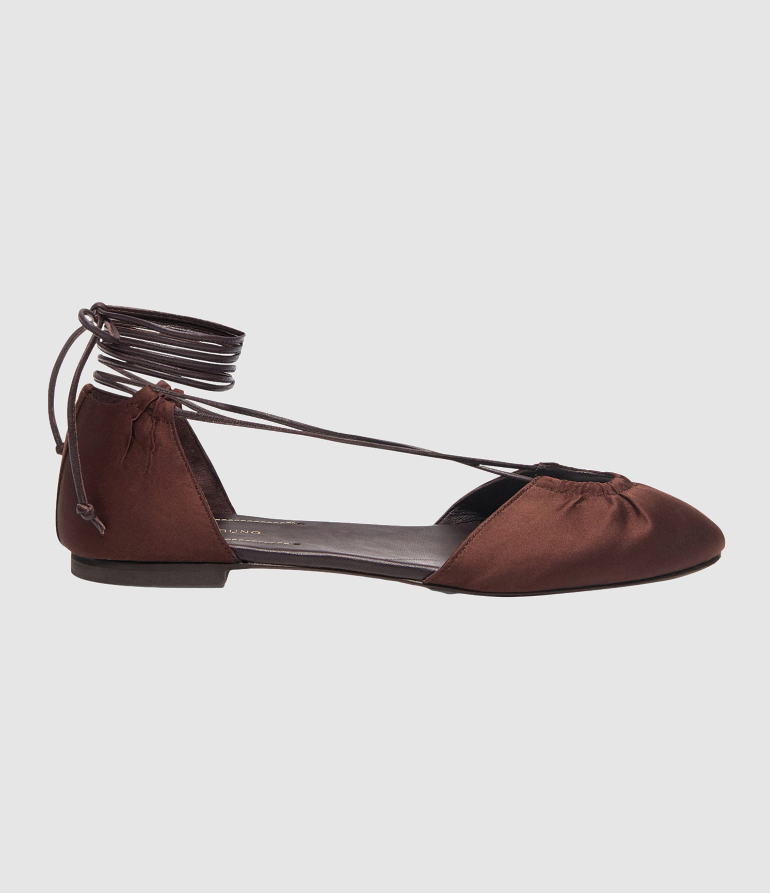 La Modeuse-Bottines-Chelsea hautes en simili à semelle plateforme crantée. Modèle à bout rond et La Modeuse-Bottines-Chelsea hautes en simili à semelle plateforme crantée. Modèle à bout rond et