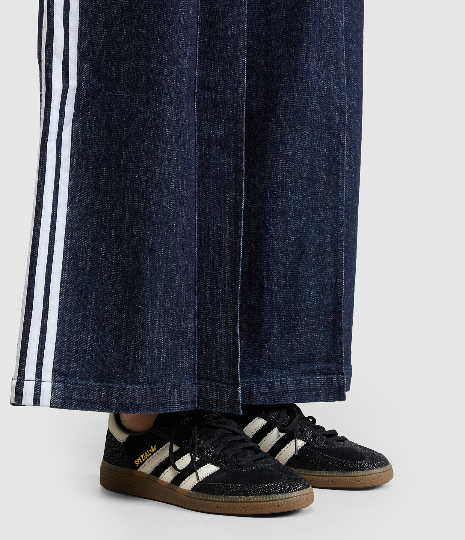 Baskets Spezial Core Black/Cloud White/Gold Met.