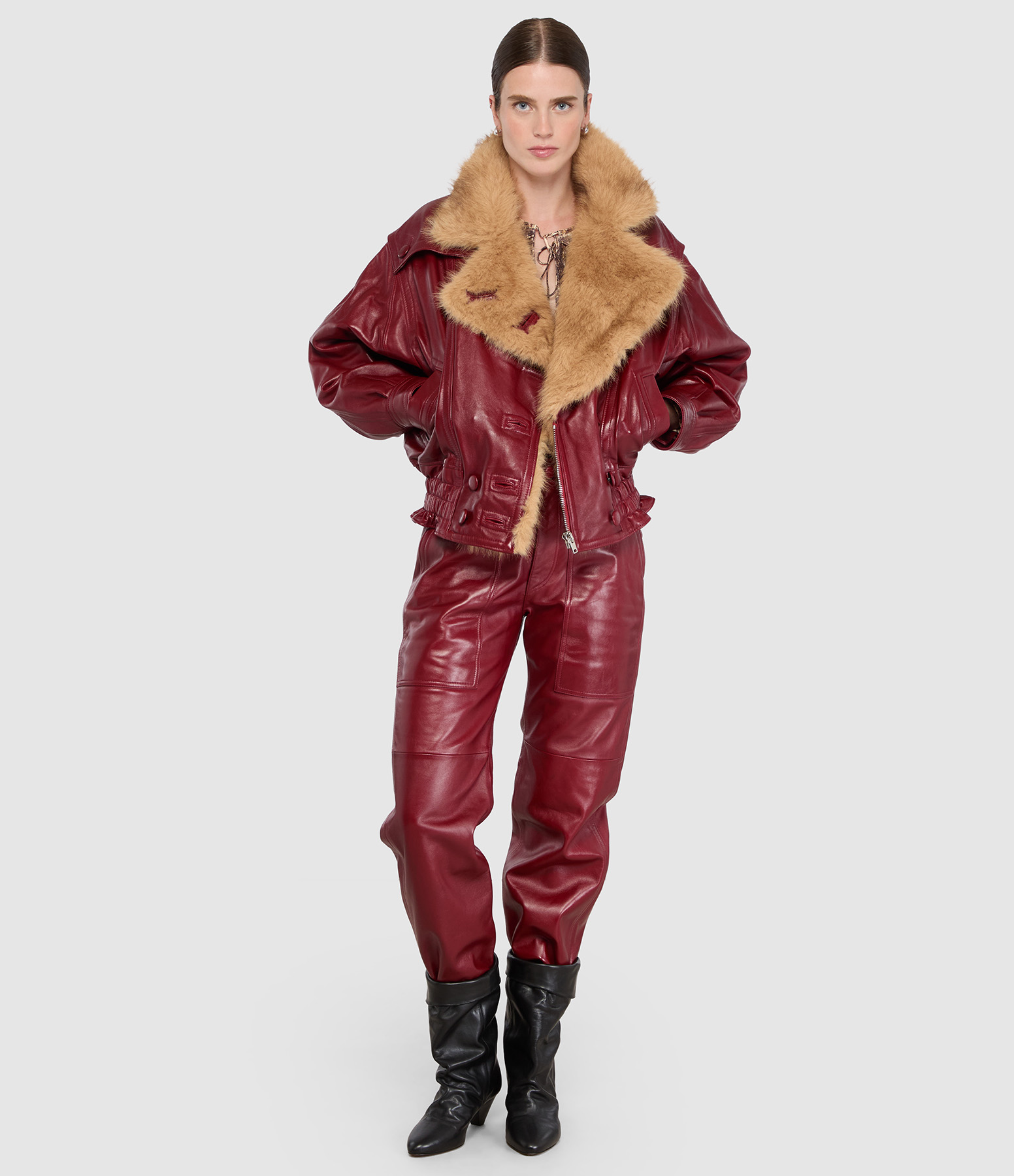 Pantalon Valka Deep Red, Défilé