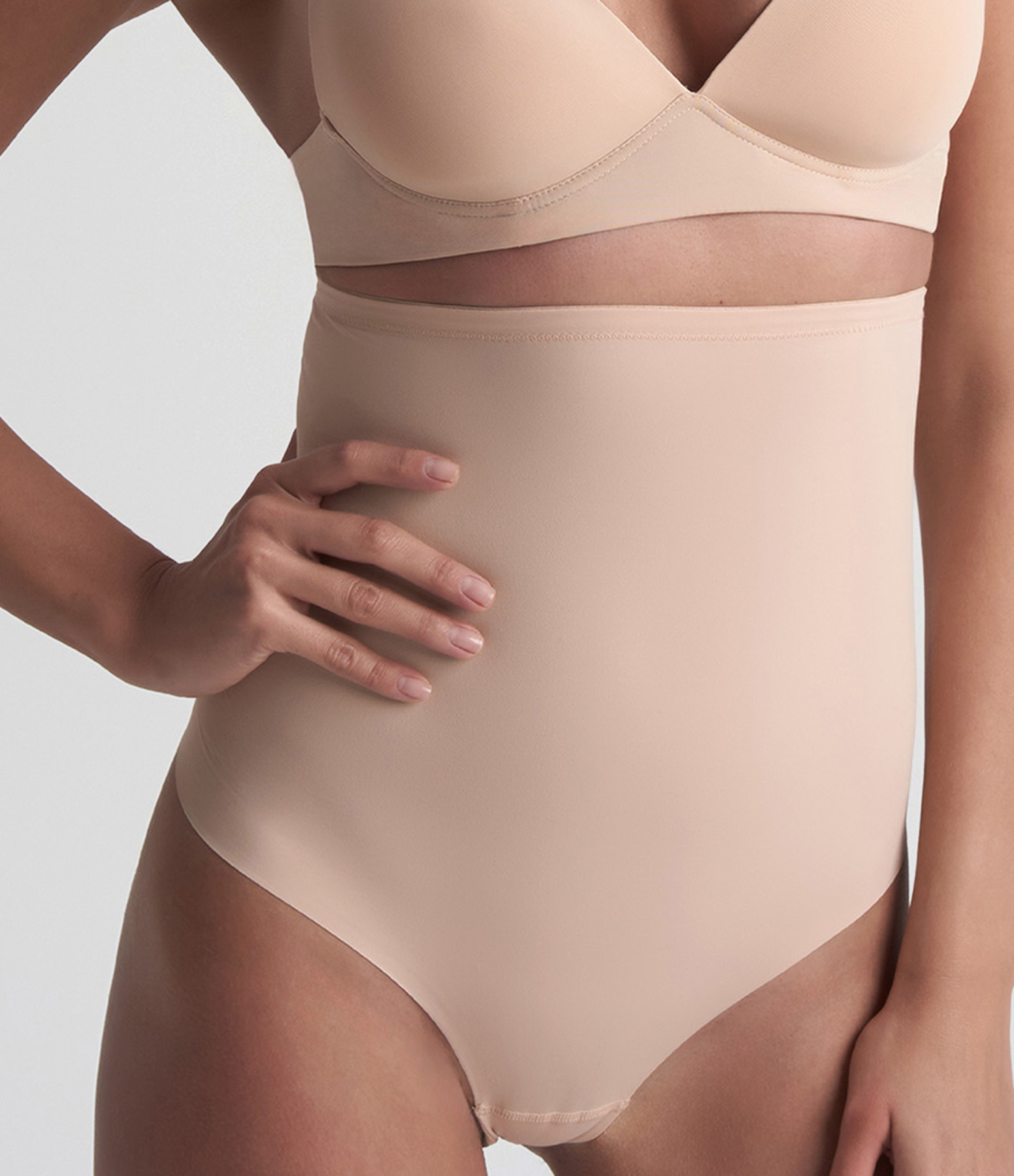 Gaine Sculptante String Beige